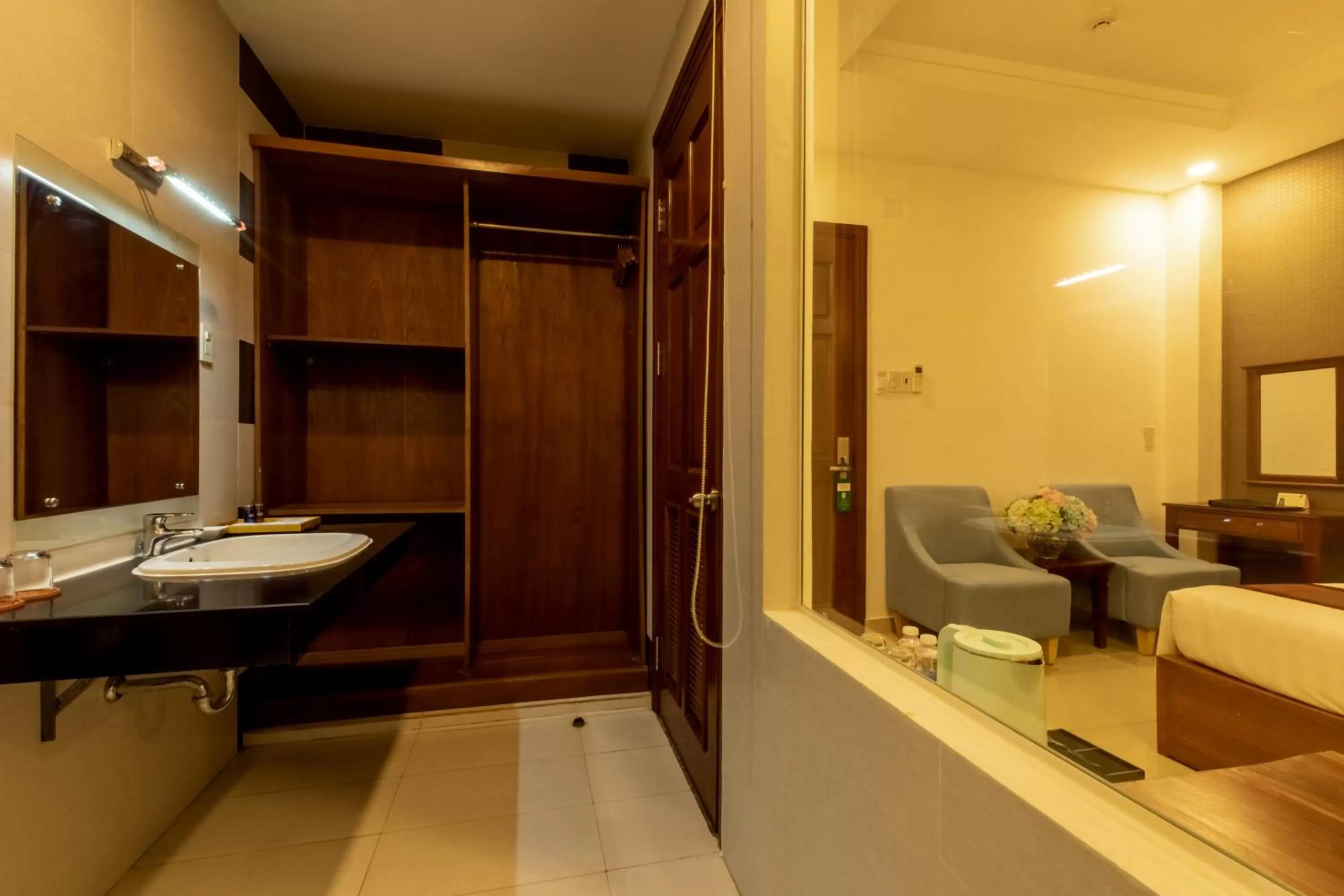 Toilet in Airport Saigon Hotel - Gần ẩm thực đêm chợ Phạm Văn Hai