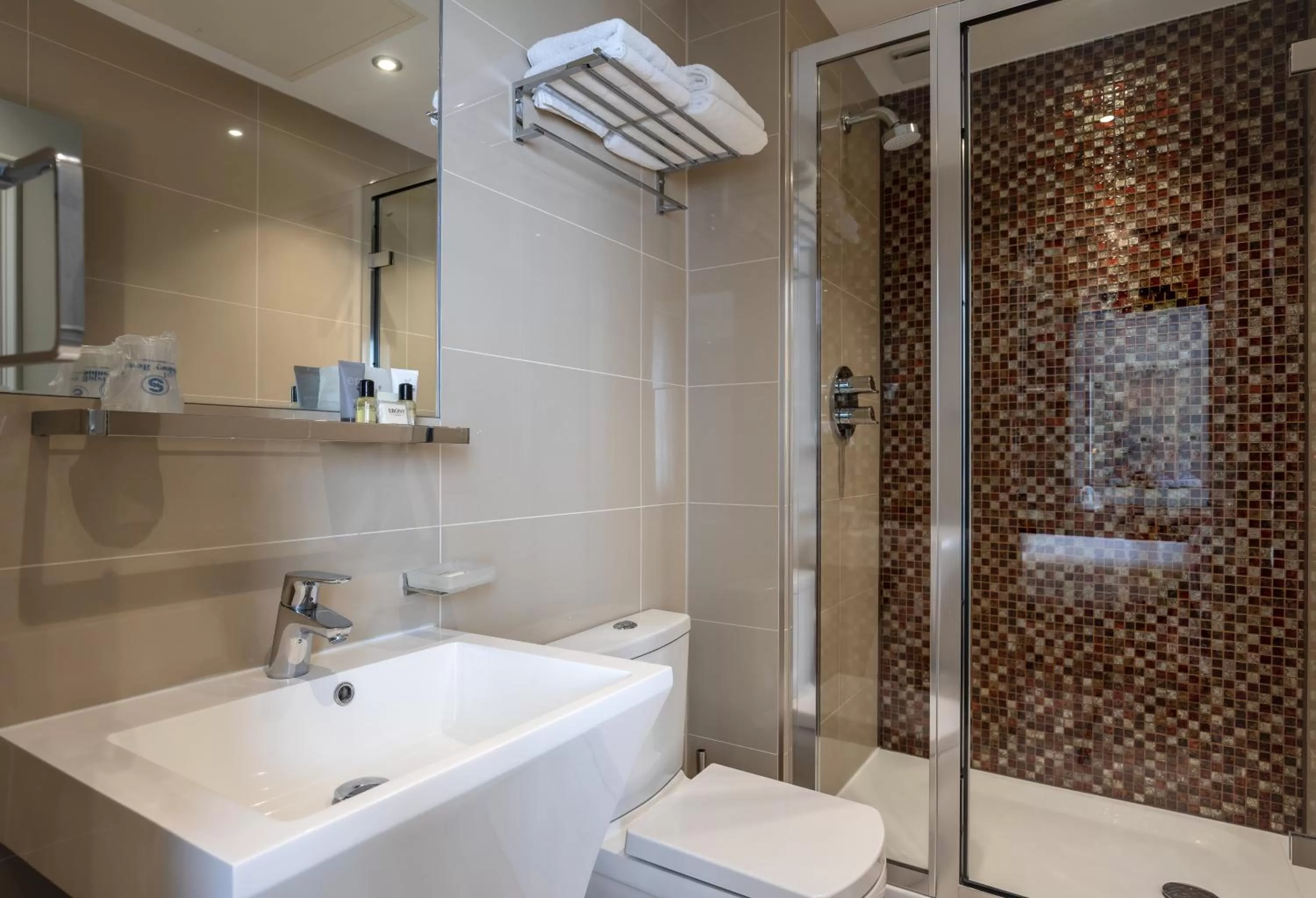Bathroom in Sidney Hotel London-Victoria