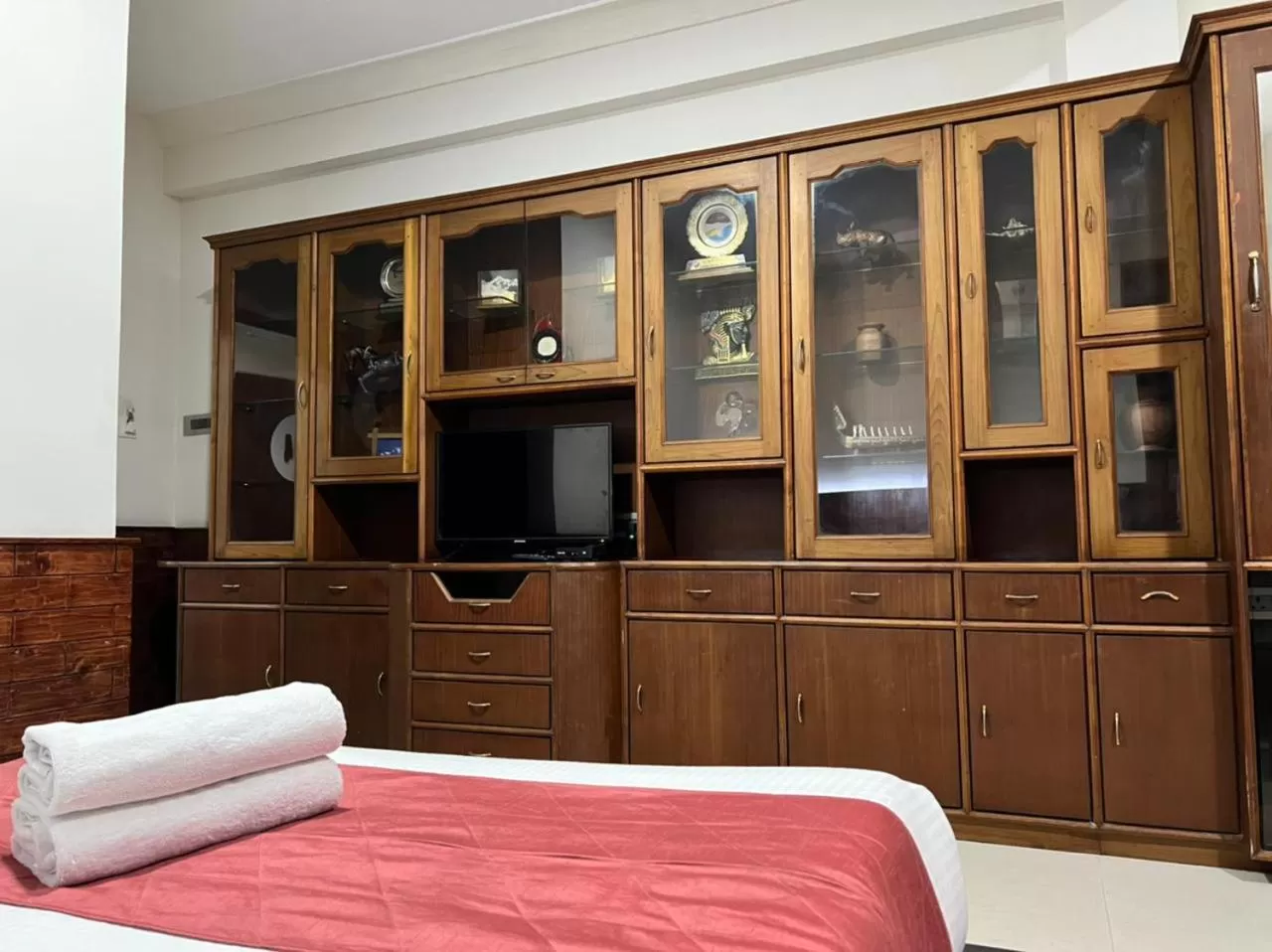 Bed, TV/Entertainment Center in Muscatel Yavachi - 400 Mts from MG Marg