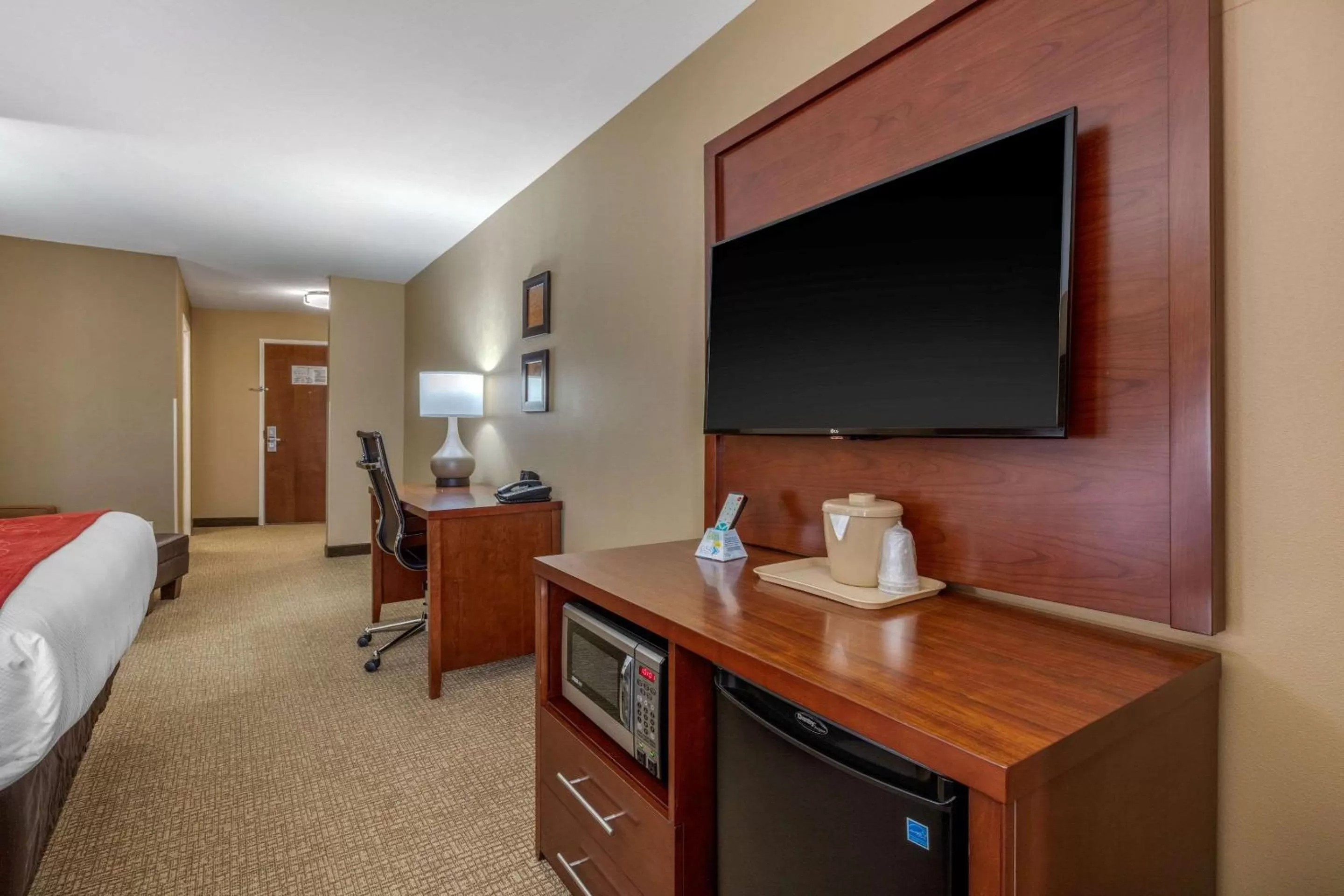 Photo of the whole room, Bed in Comfort Suites Pelham Hoover I-65