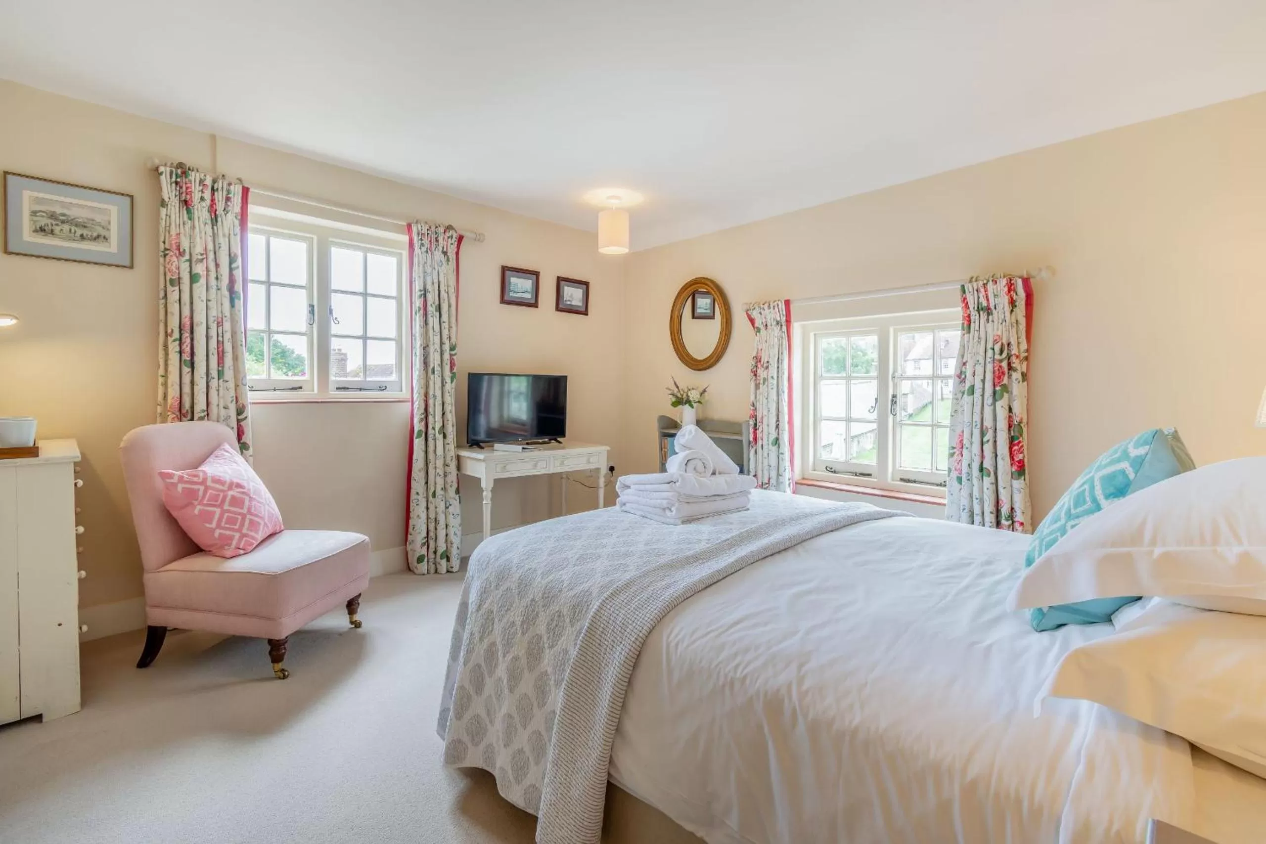 Bedroom, Bed in Tiger Inn _ Minnie