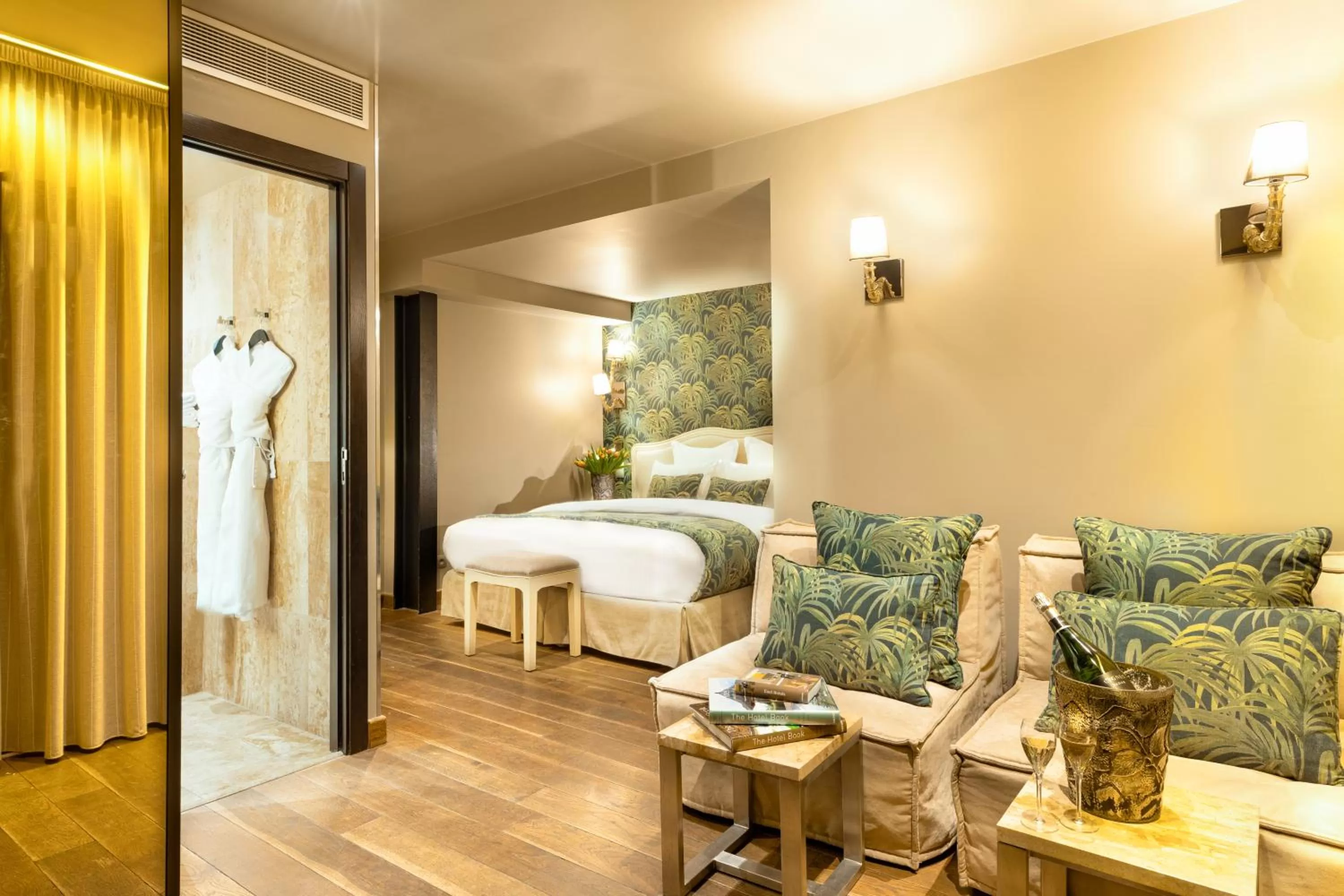 Photo of the whole room, Bed in B Montmartre