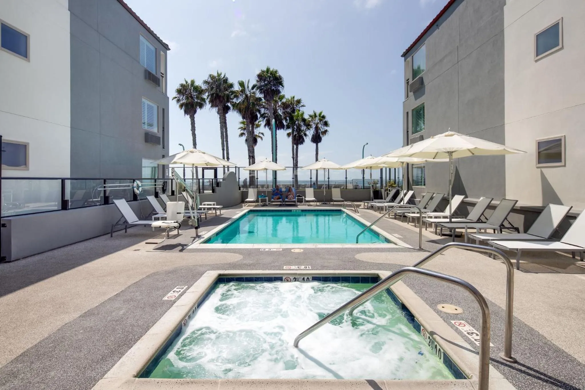 Hot Tub in Ocean Park Inn