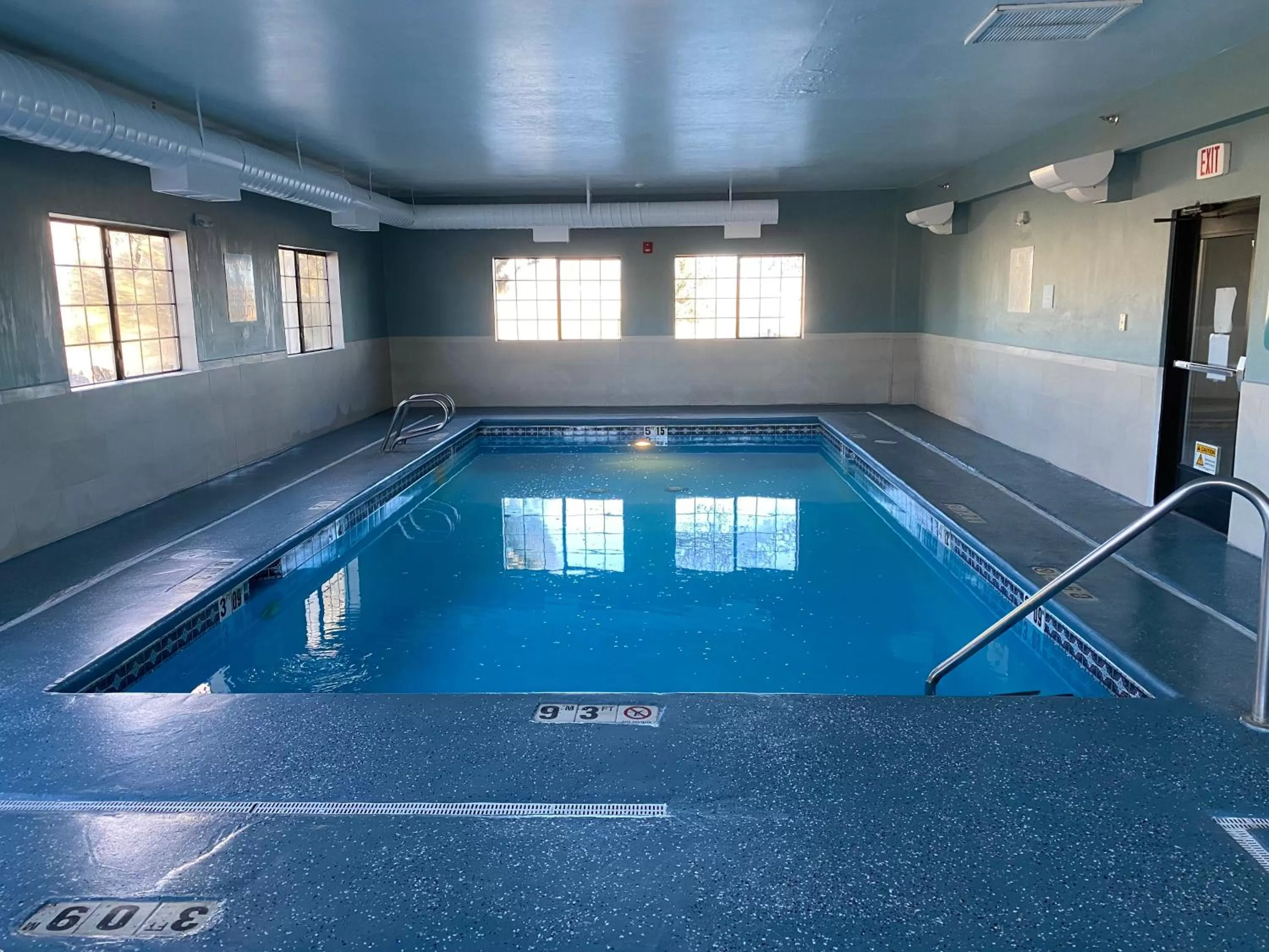 Swimming pool in Holiday Inn Express Hotel & Suites Raton by IHG