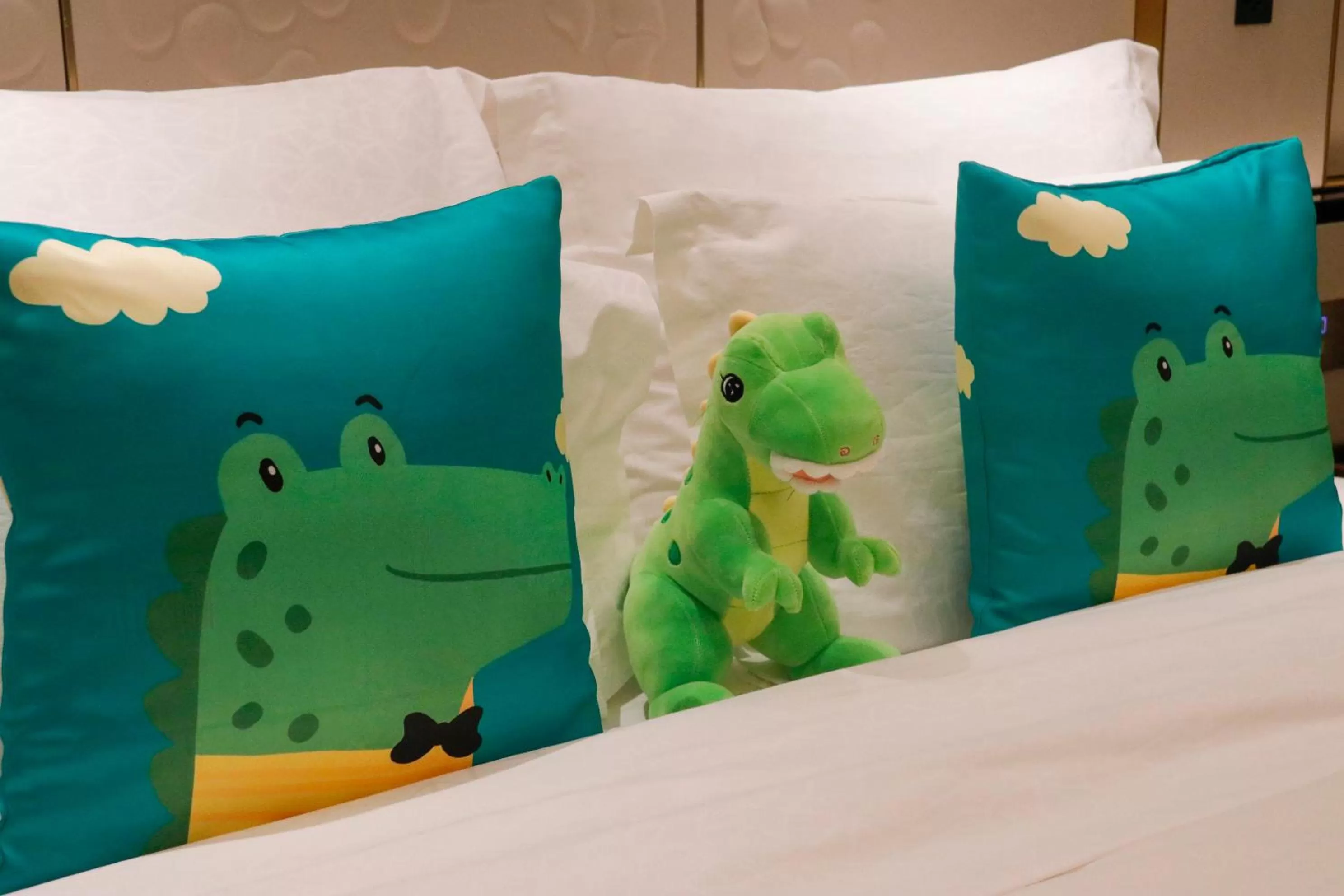 Bed in Wyndham Qingdao l Free Fixed-Time Shuttle Service Between Hotel and Airport & North Railway Station l Outdoor Children's Amusement Park l 1-Hour Play Snooker or Table Tennis