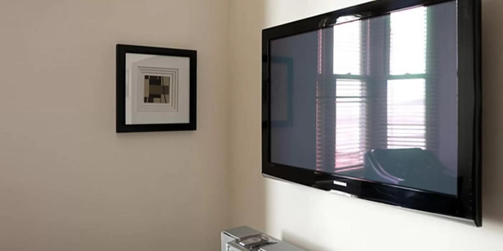 TV and multimedia in Victoria Mansions Hotel Apartments