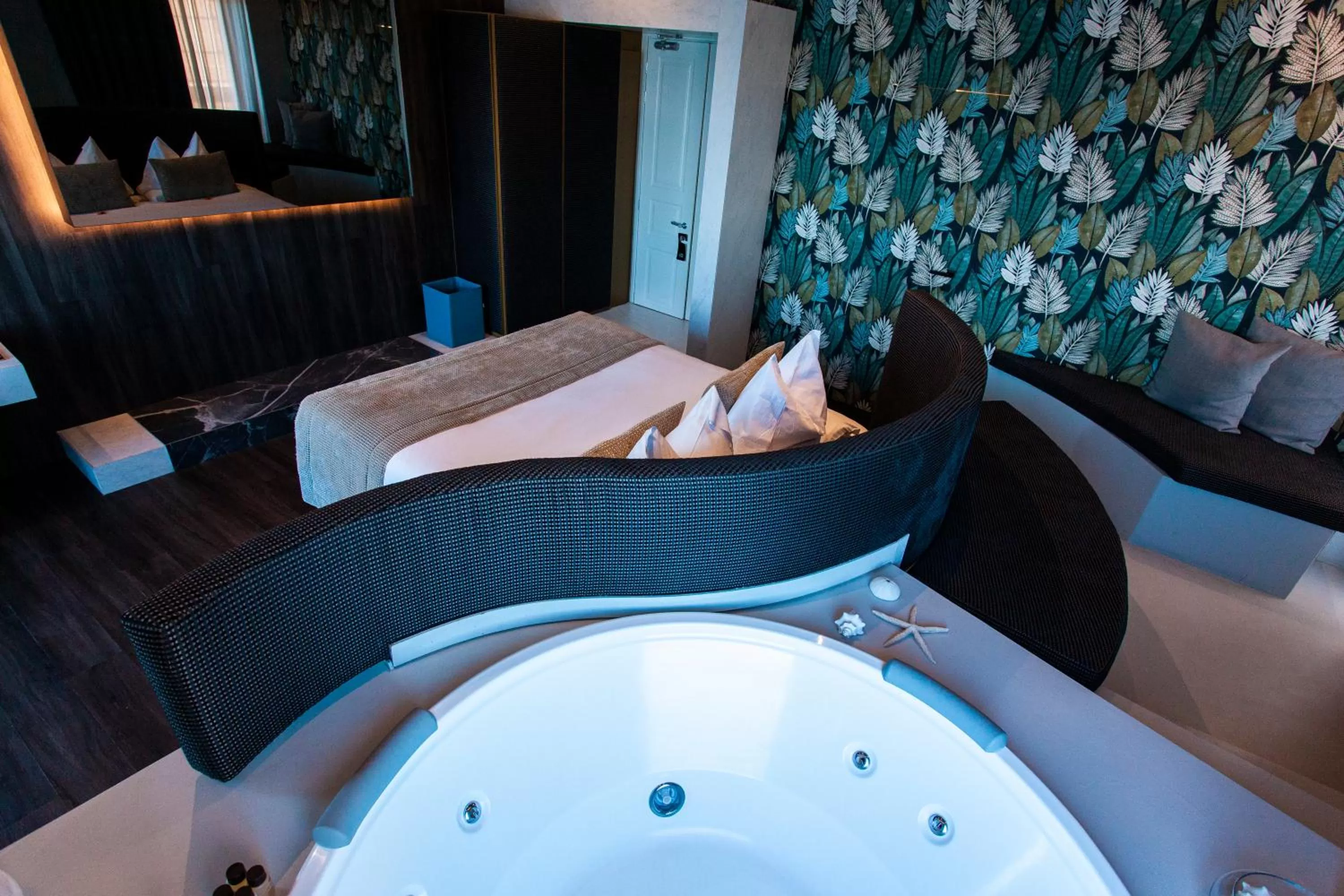 Hot Tub, Bed in Relais sul Mare Boutique Hotel