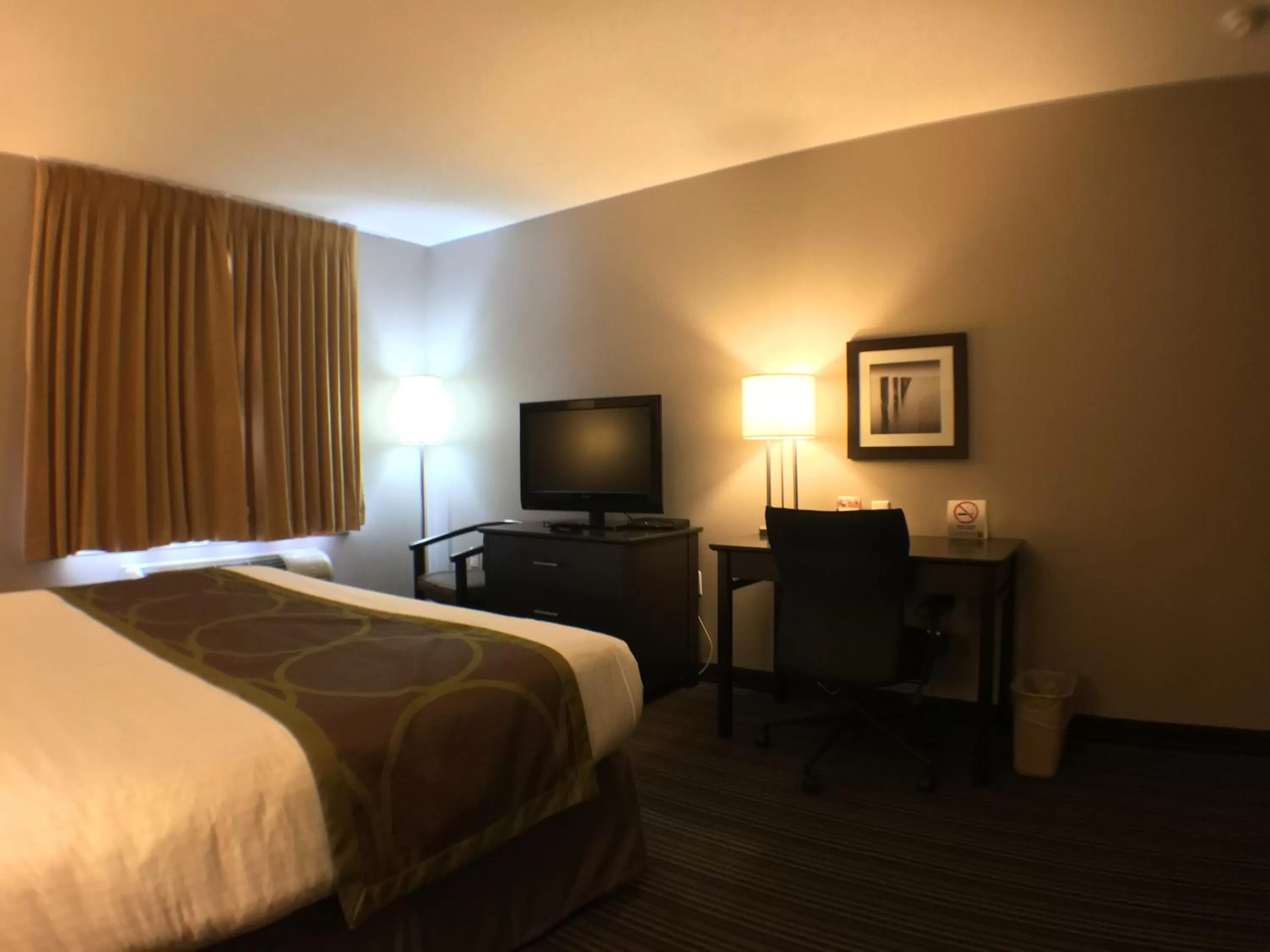 Photo of the whole room, Bed in Super 8 by Wyndham Kapuskasing