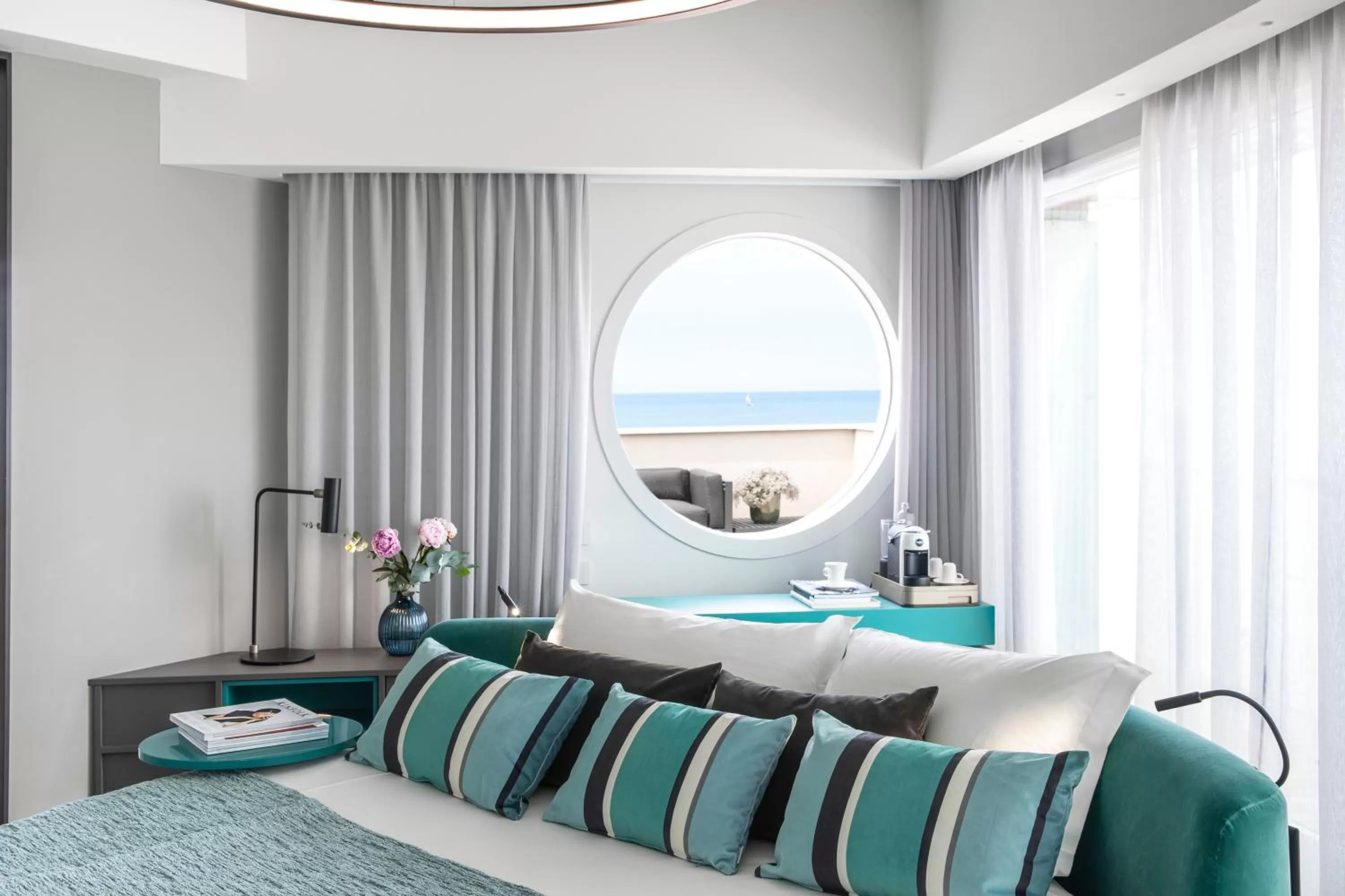 Photo of the whole room, Bed in Hotel Plaza e de Russie - Relais & Châteaux