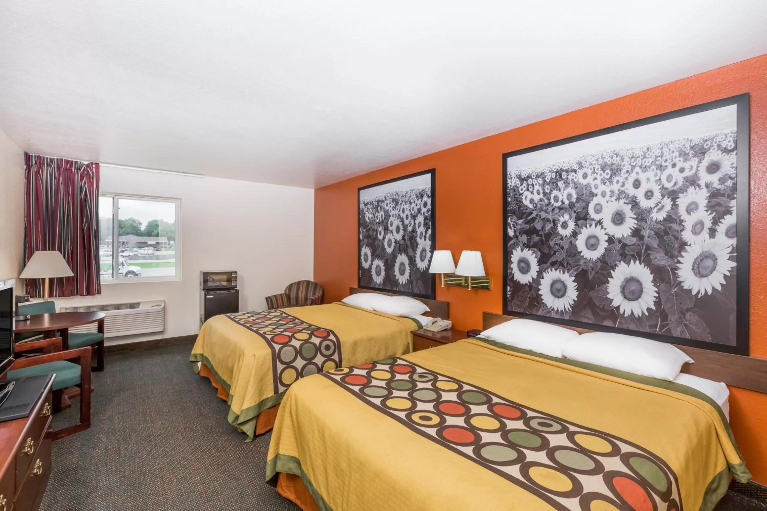 Property building, Bed in Super 8 by Wyndham Holton