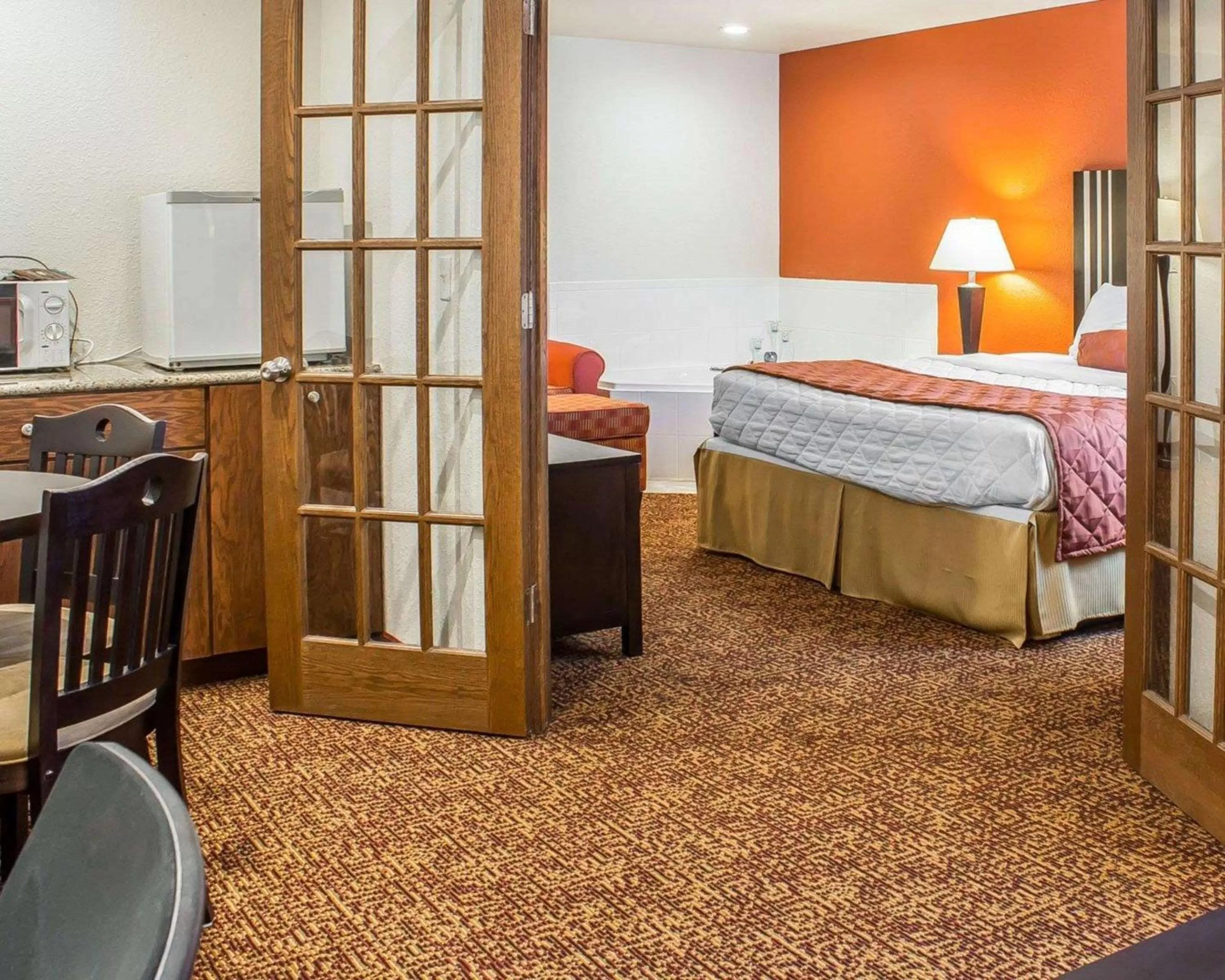 Photo of the whole room, Bed in Rodeway Inn & Suites near Okoboji Lake