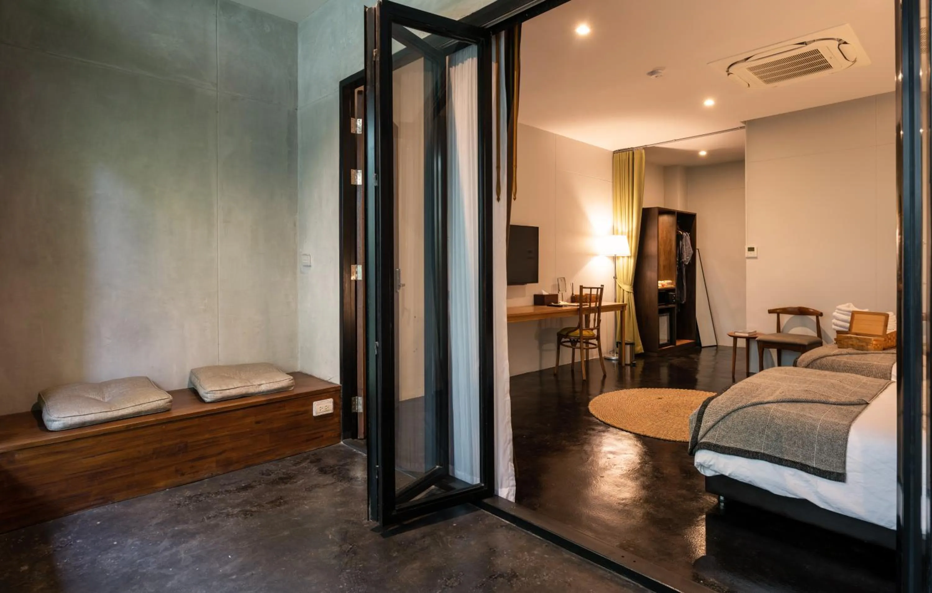 Balcony/Terrace, Bed in Cherlock hotel