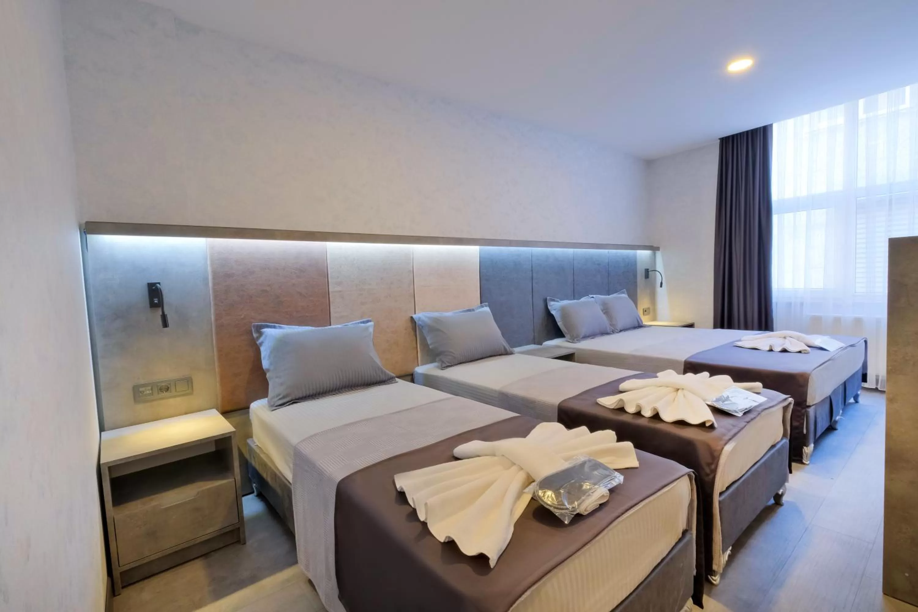 Photo of the whole room, Bed in The Queen Hotel