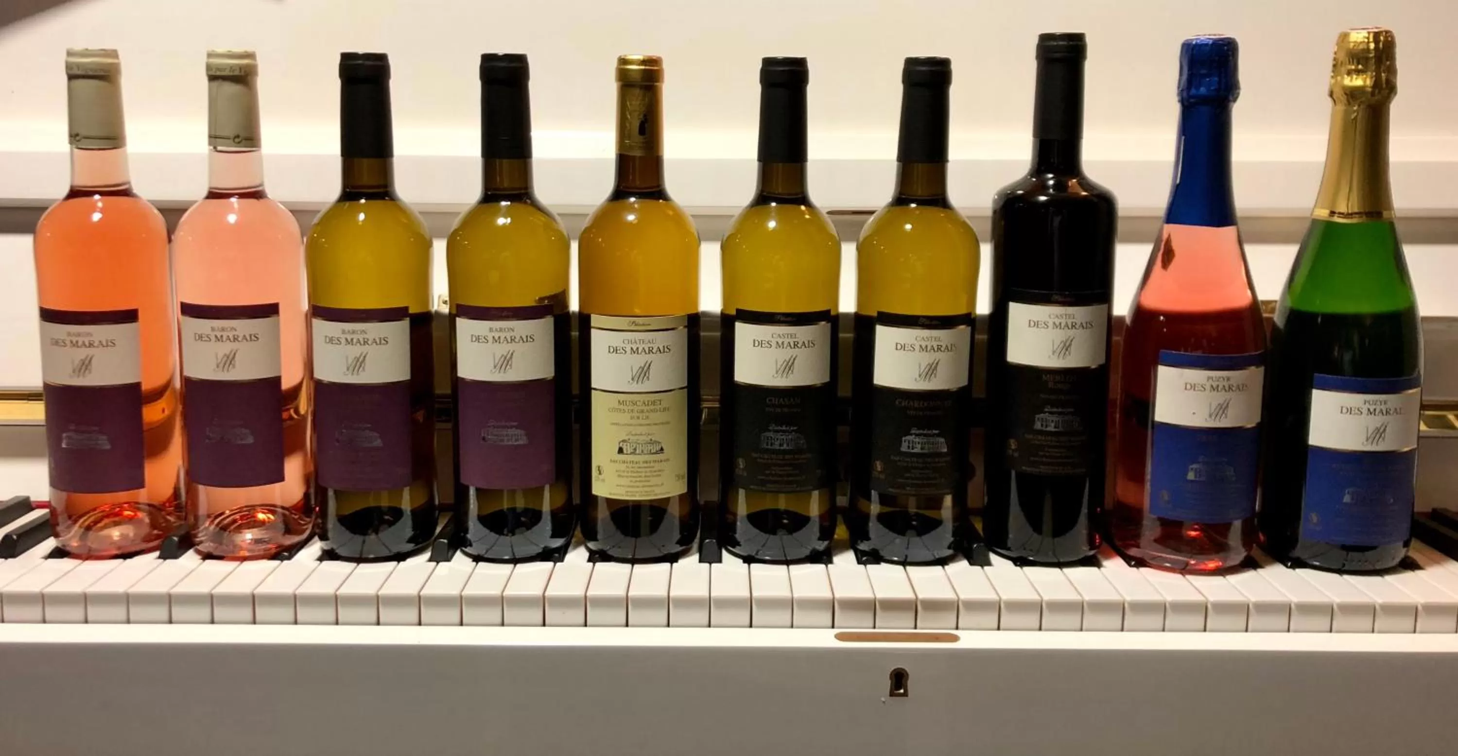 Alcoholic drinks in Hôtel Particulier CHÂTEAU DES MARAIS Proximité et vue sur le Lac de Grand lieu