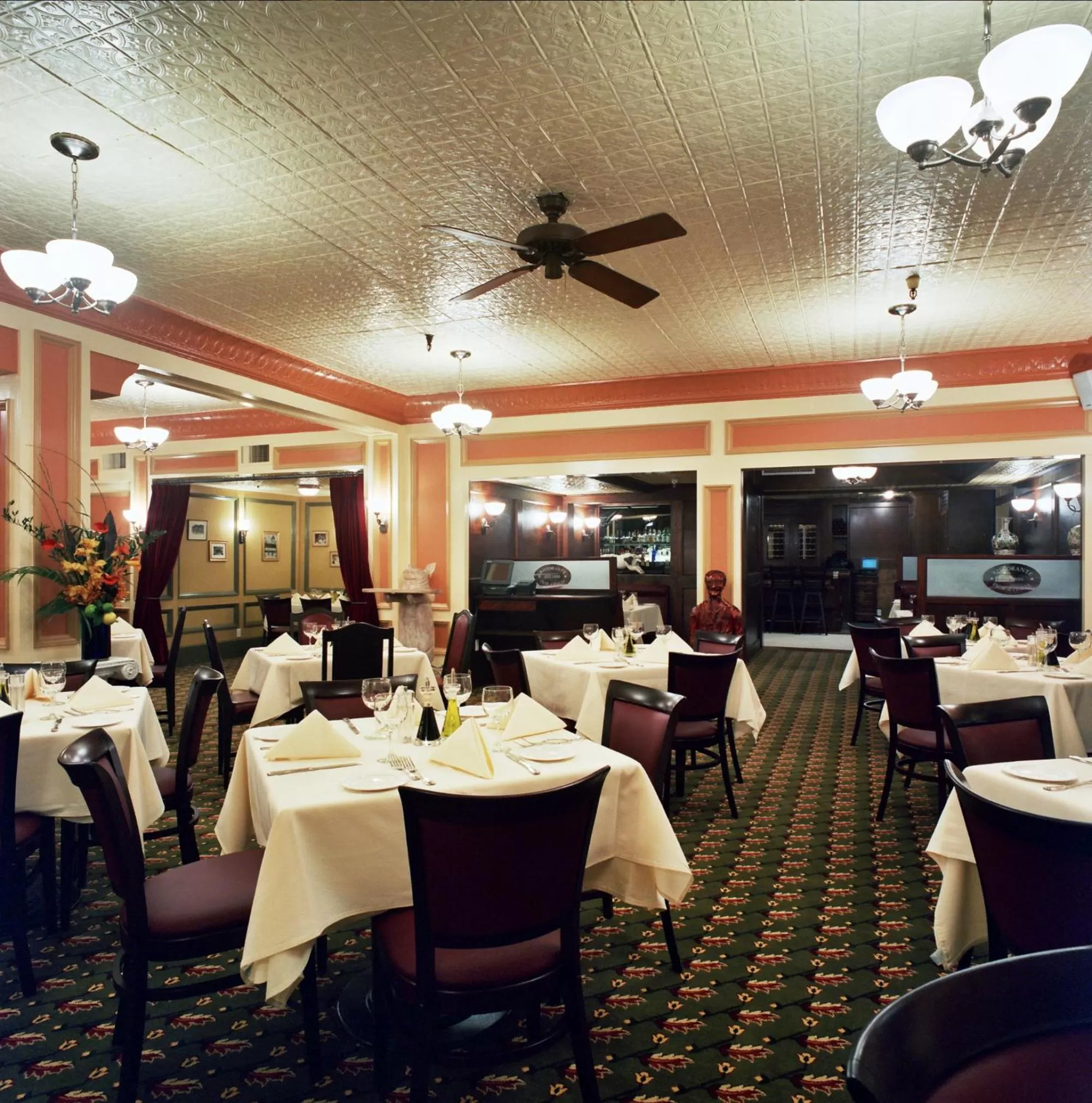 Restaurant/places to eat in San Remo Hotel