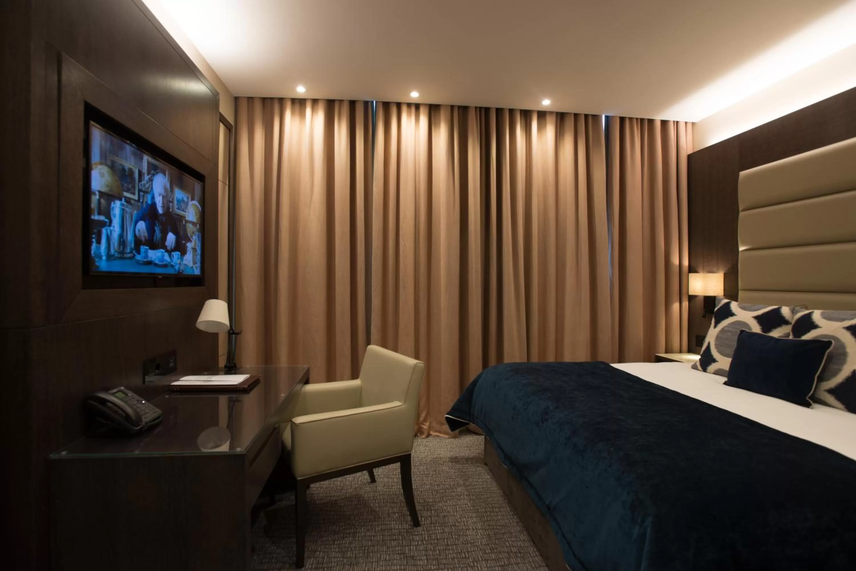 Photo of the whole room, Bed in The Kings Head Hotel