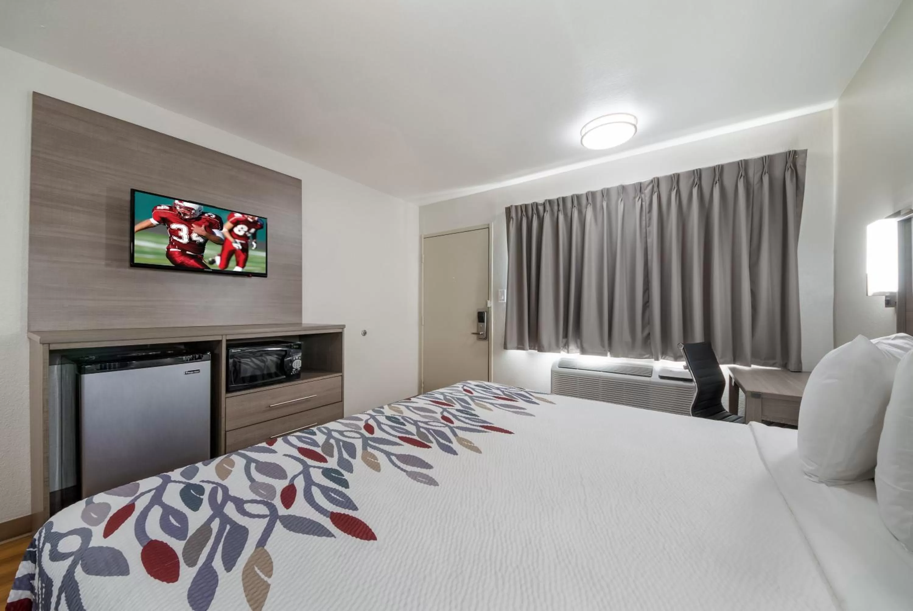 Photo of the whole room, Bed in Red Roof Inn San Antonio E - Frost Bank Center