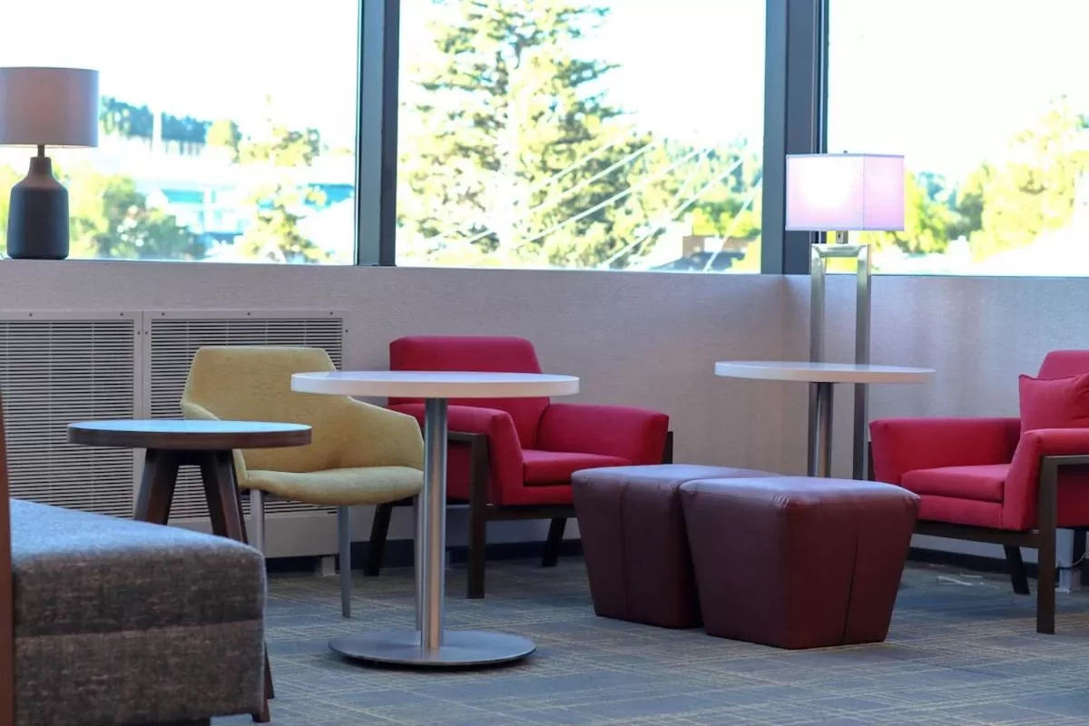 Seating area in Hampton Inn Lead
