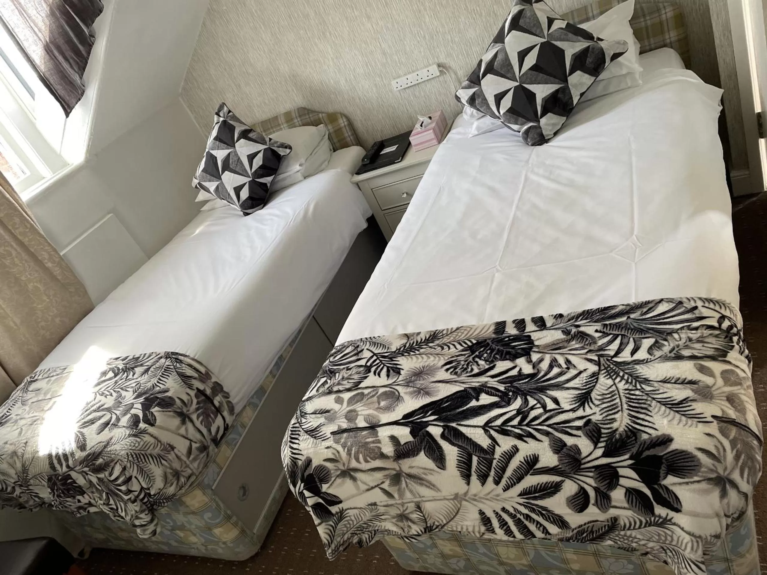 Twin Room with Shared Bathroom in Diamonds Villa near York Hospital