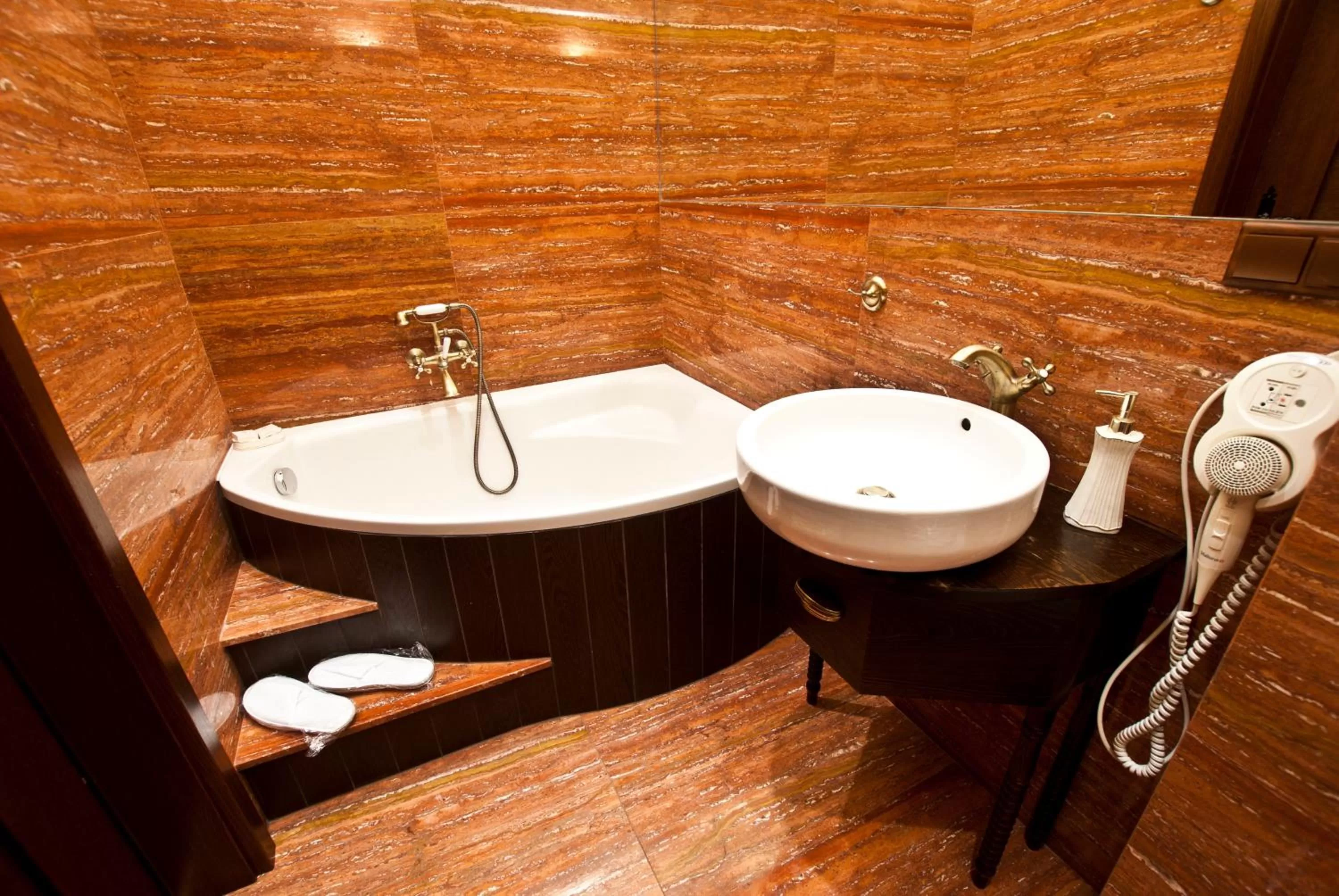 Shower, Bathroom in Zamek Uniejów