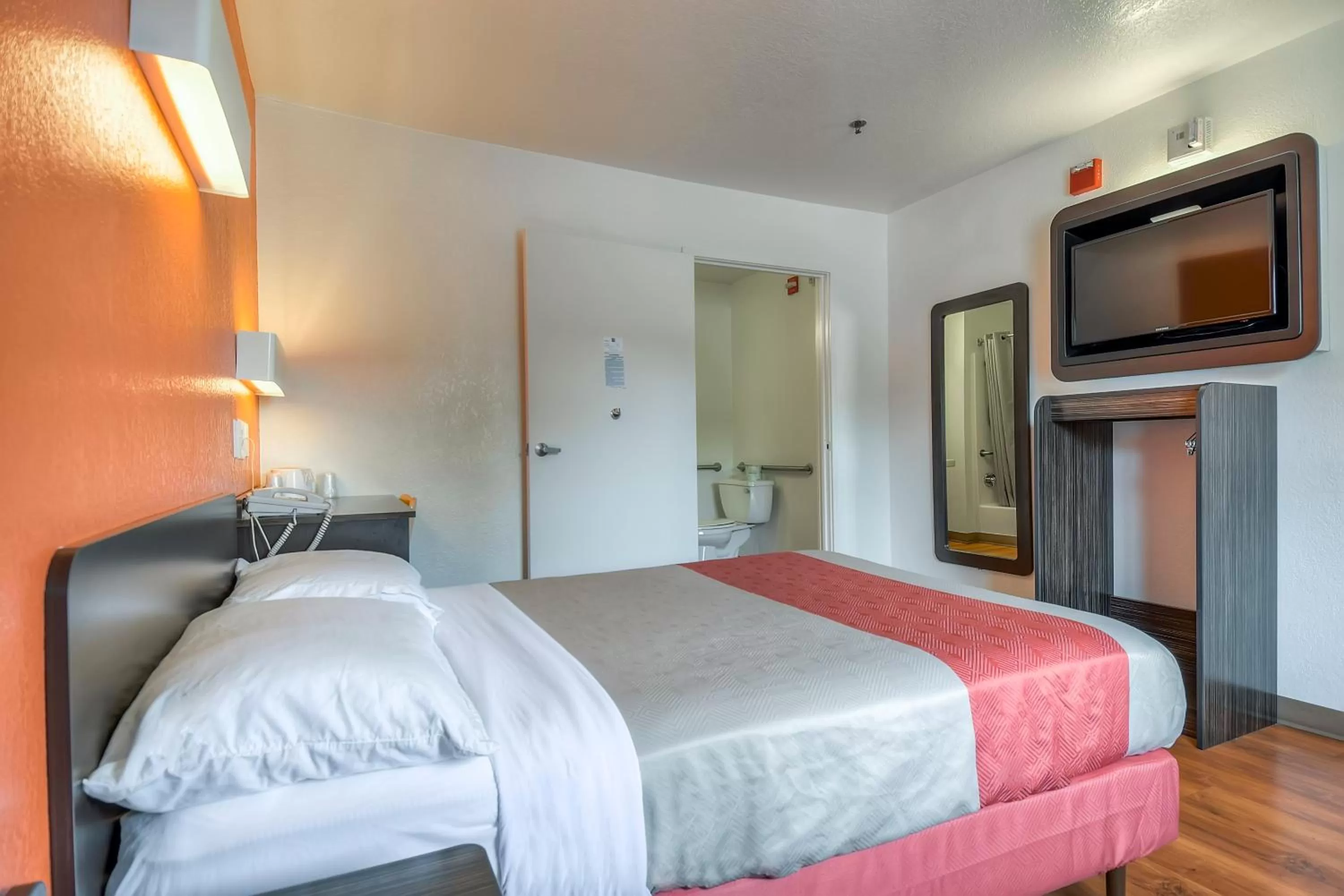 Toilet, Bed in Motel 6-Arcadia, CA - Los Angeles - Pasadena Area