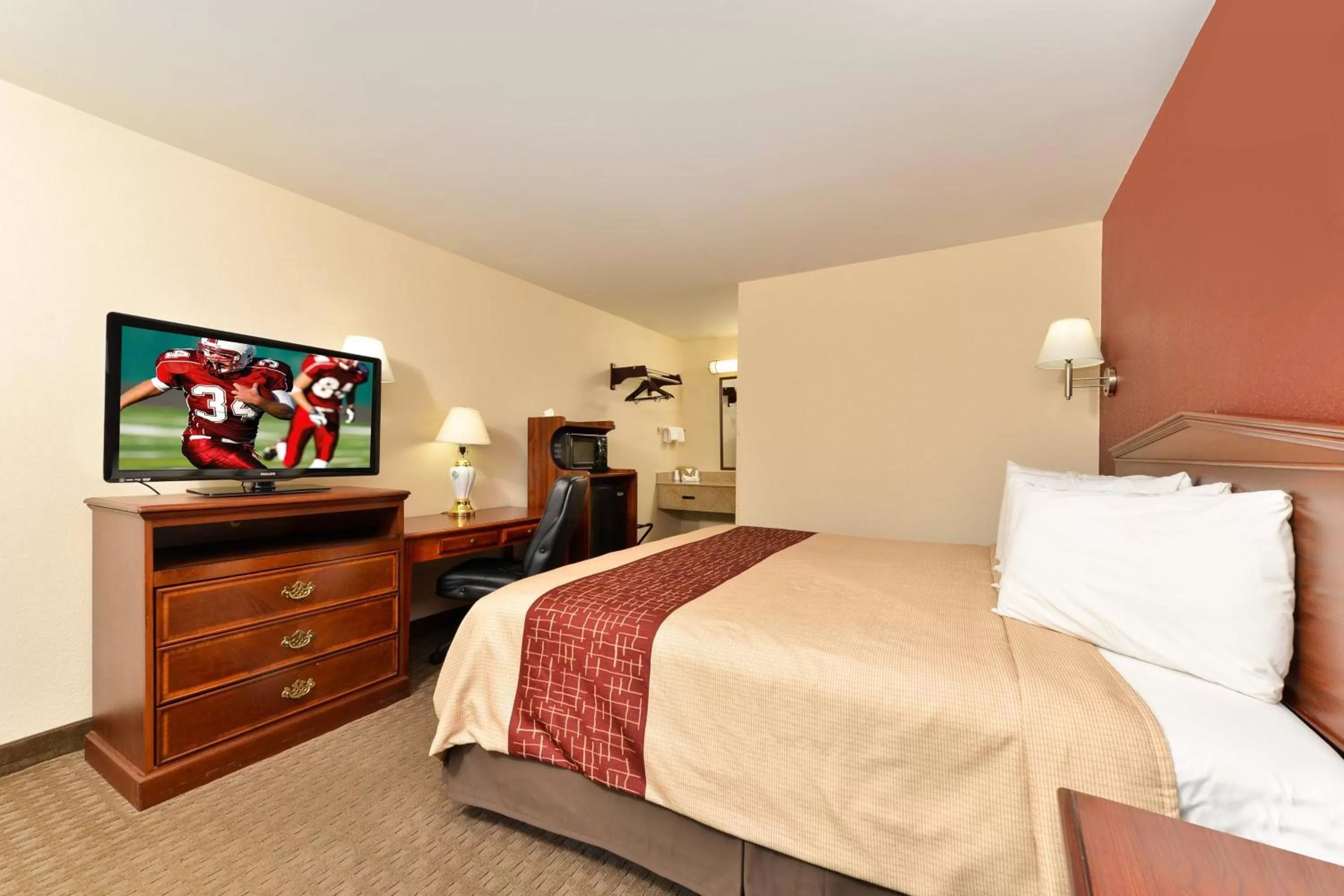 Photo of the whole room, Bed in Red Roof Inn Dalton