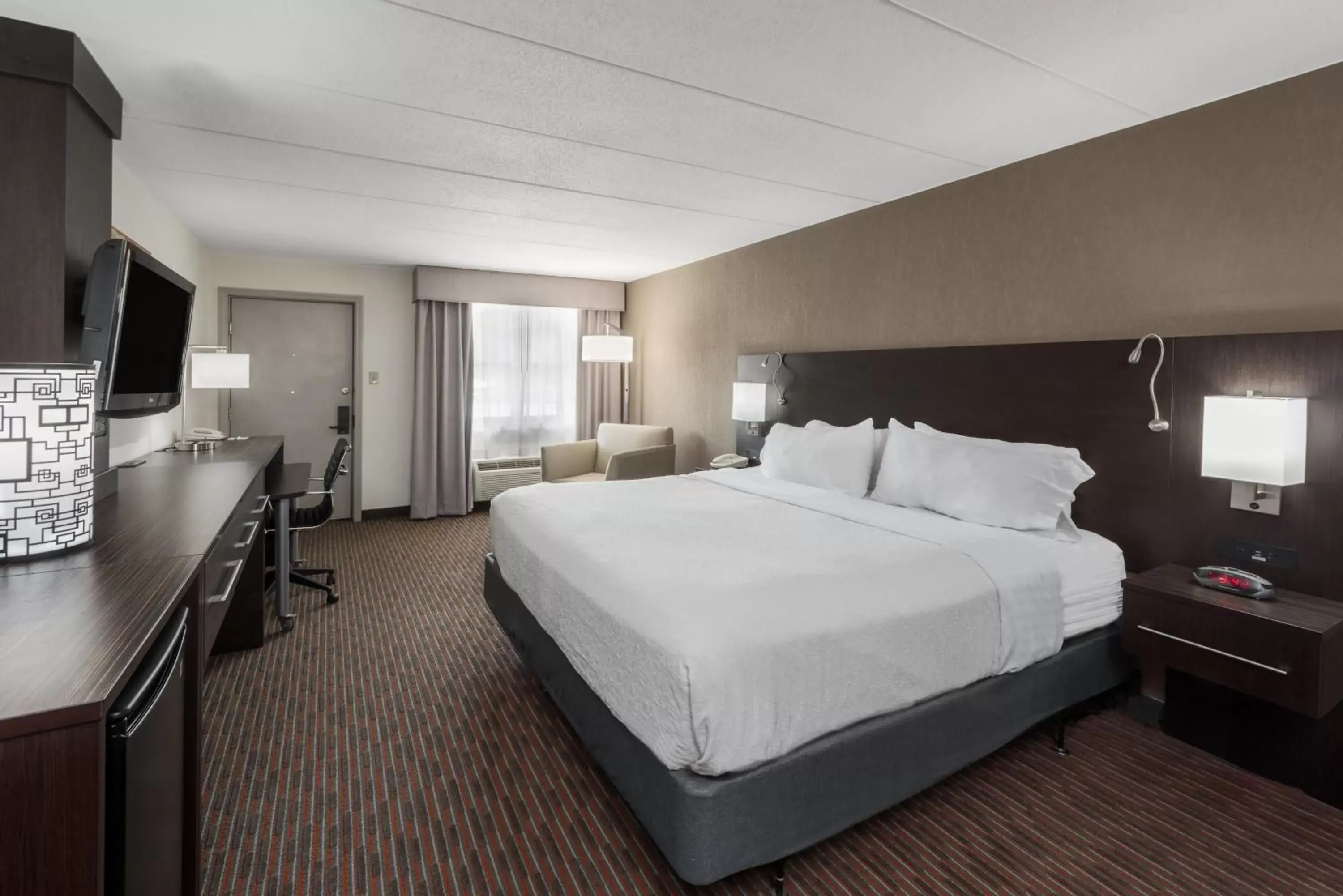 King Room with Roll-in Shower - Disability Accessible/Non-Smoking in Holiday Inn At Six Flags Saint Louis by IHG King Room with Roll-in Shower - Disability Accessible/Non-Smoking in Holiday Inn At Six Flags Saint Louis by IHG