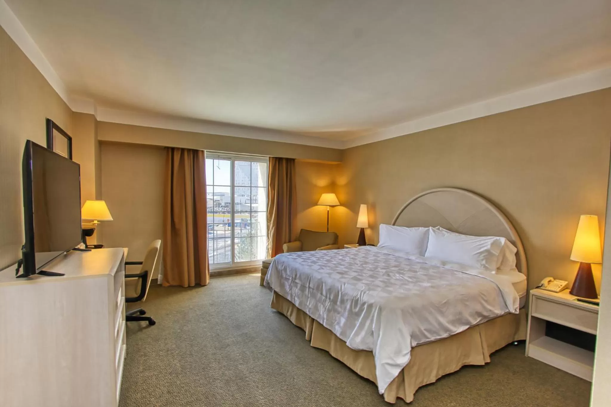 Photo of the whole room, Bed in Holiday Inn Leon-Convention Center by IHG