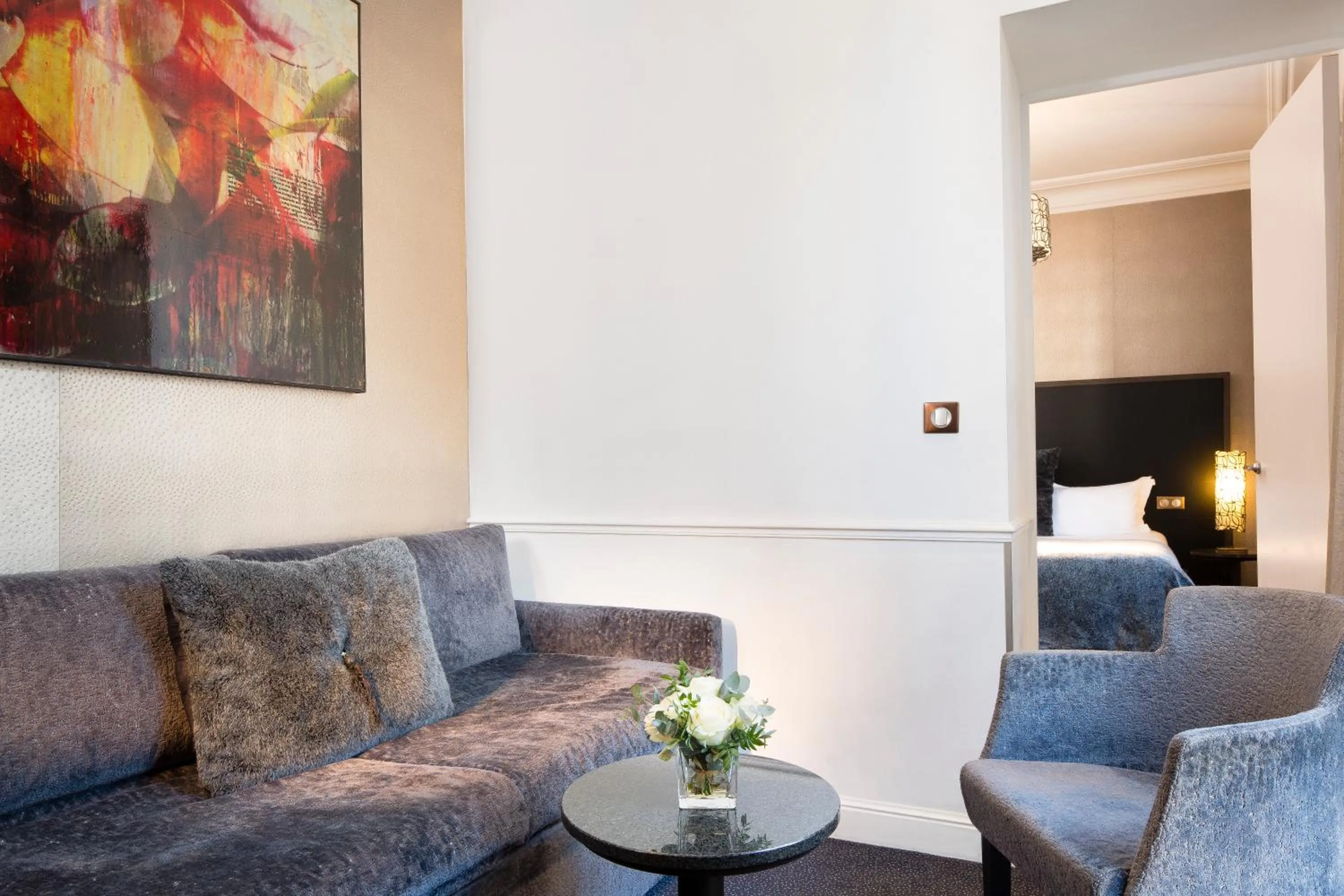 Photo of the whole room in Hotel Lumen Paris Louvre