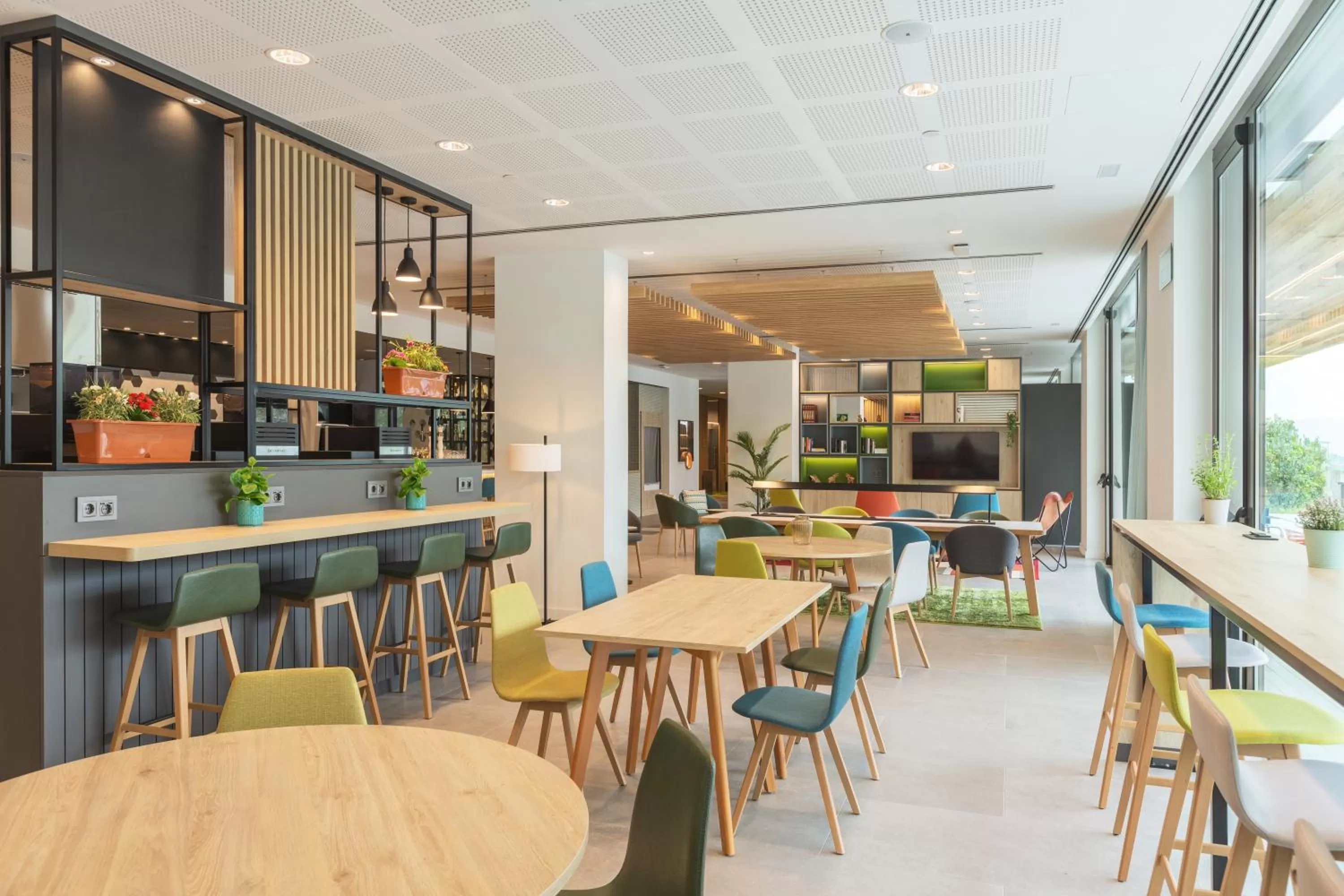 Communal lounge/ TV room in Holiday Inn Barcelona - Sant Cugat by IHG