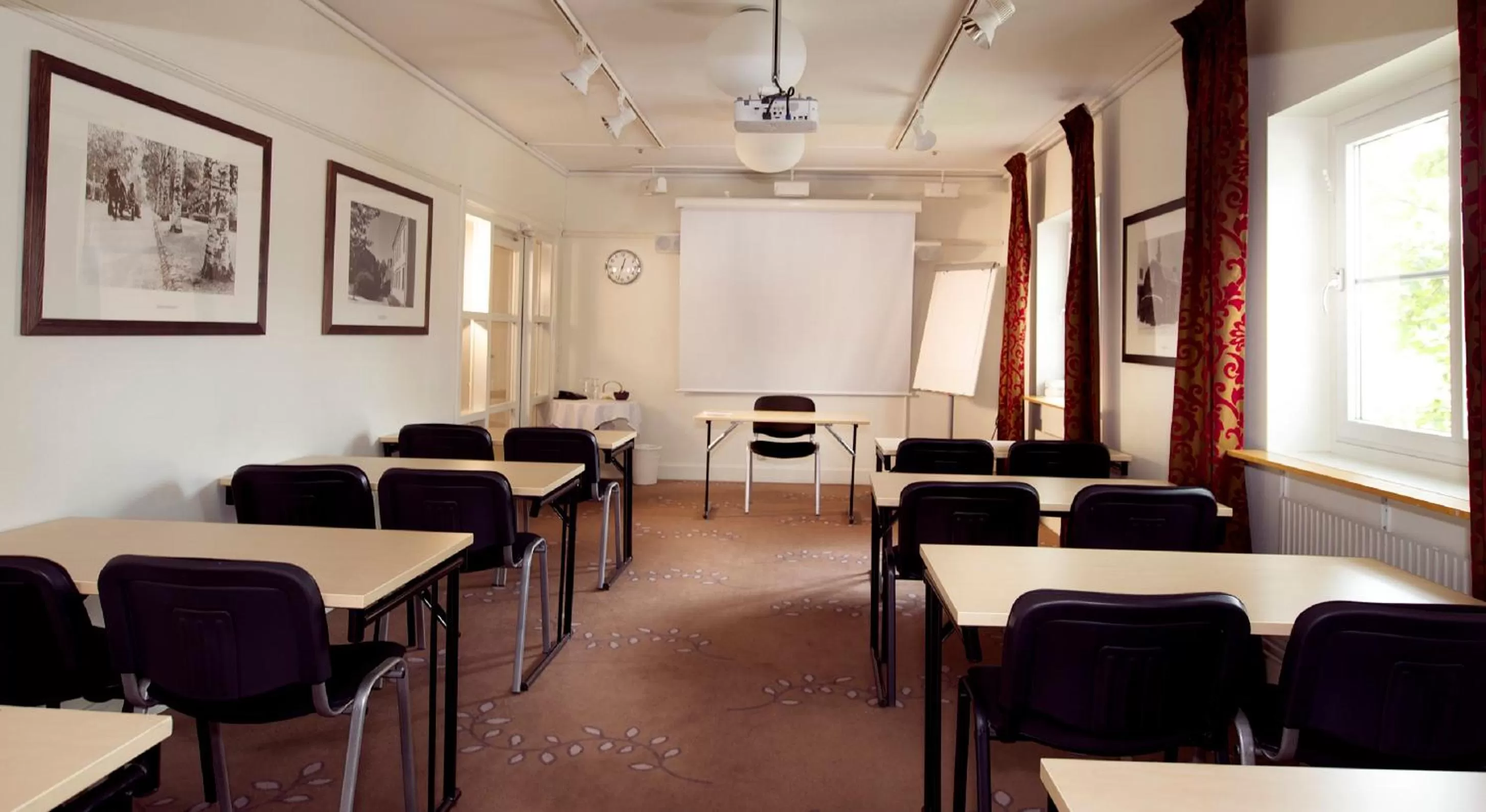 Meeting/conference room in Home Hotel Uman