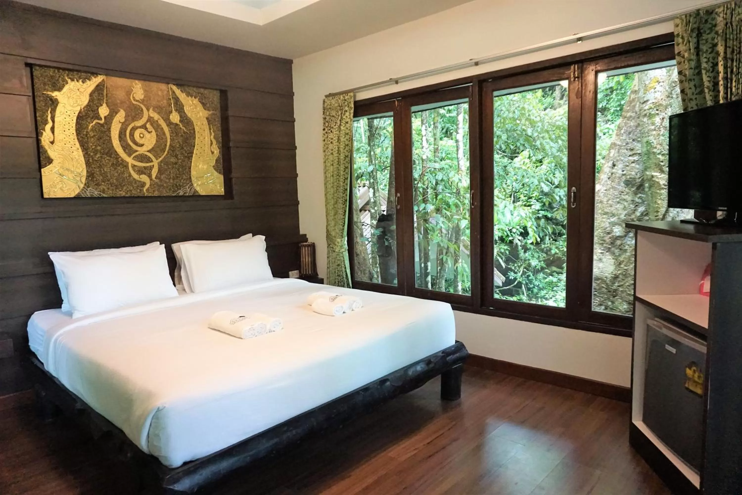 Photo of the whole room, Bed in Rock and Tree House Resort