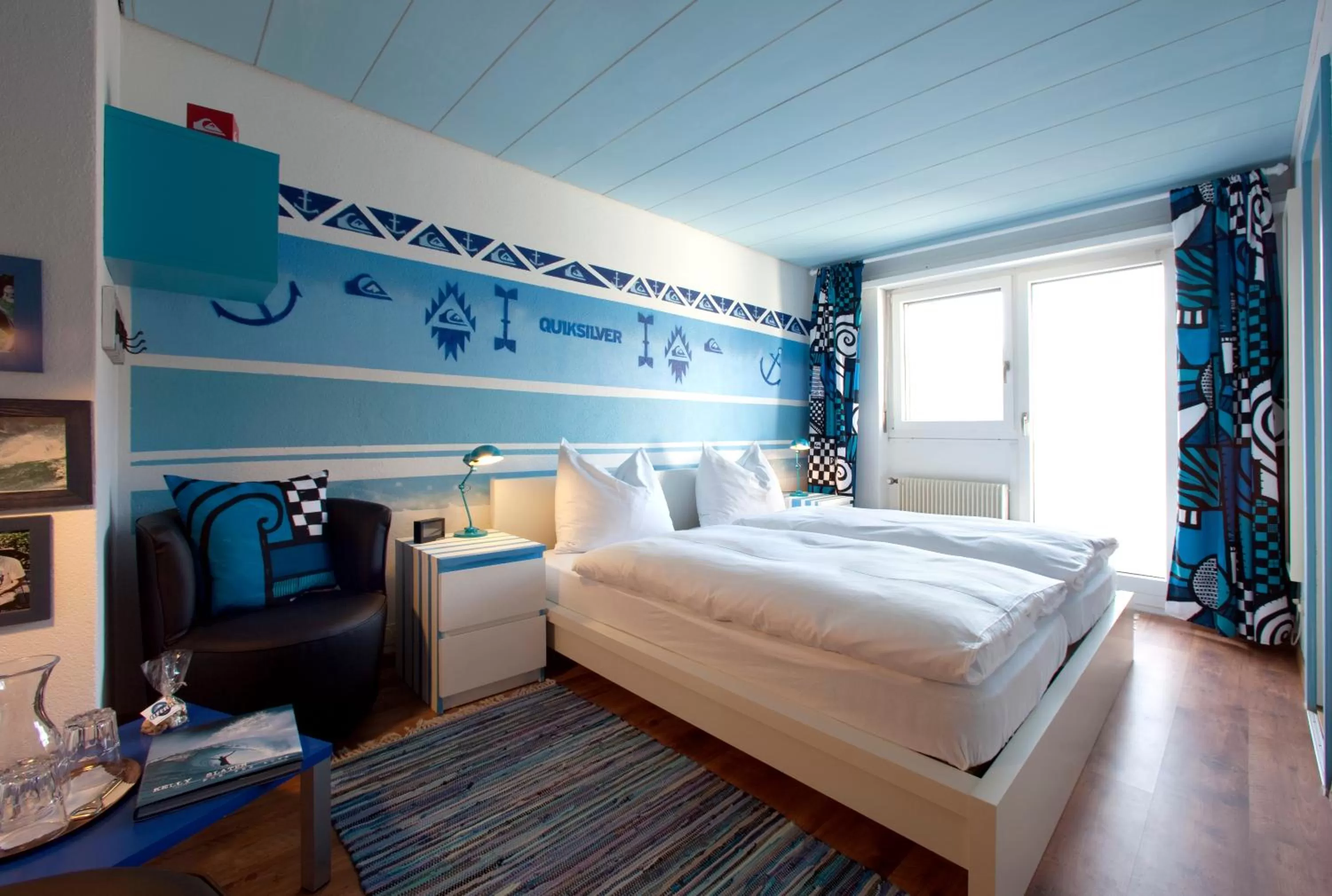 Photo of the whole room, Bed in Arena Lodge