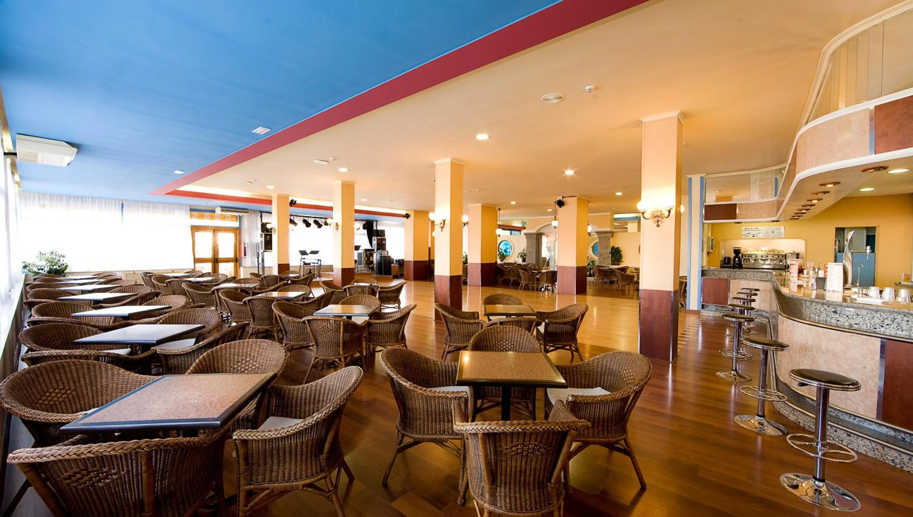 Lounge or bar in Hotel Monarque Torreblanca