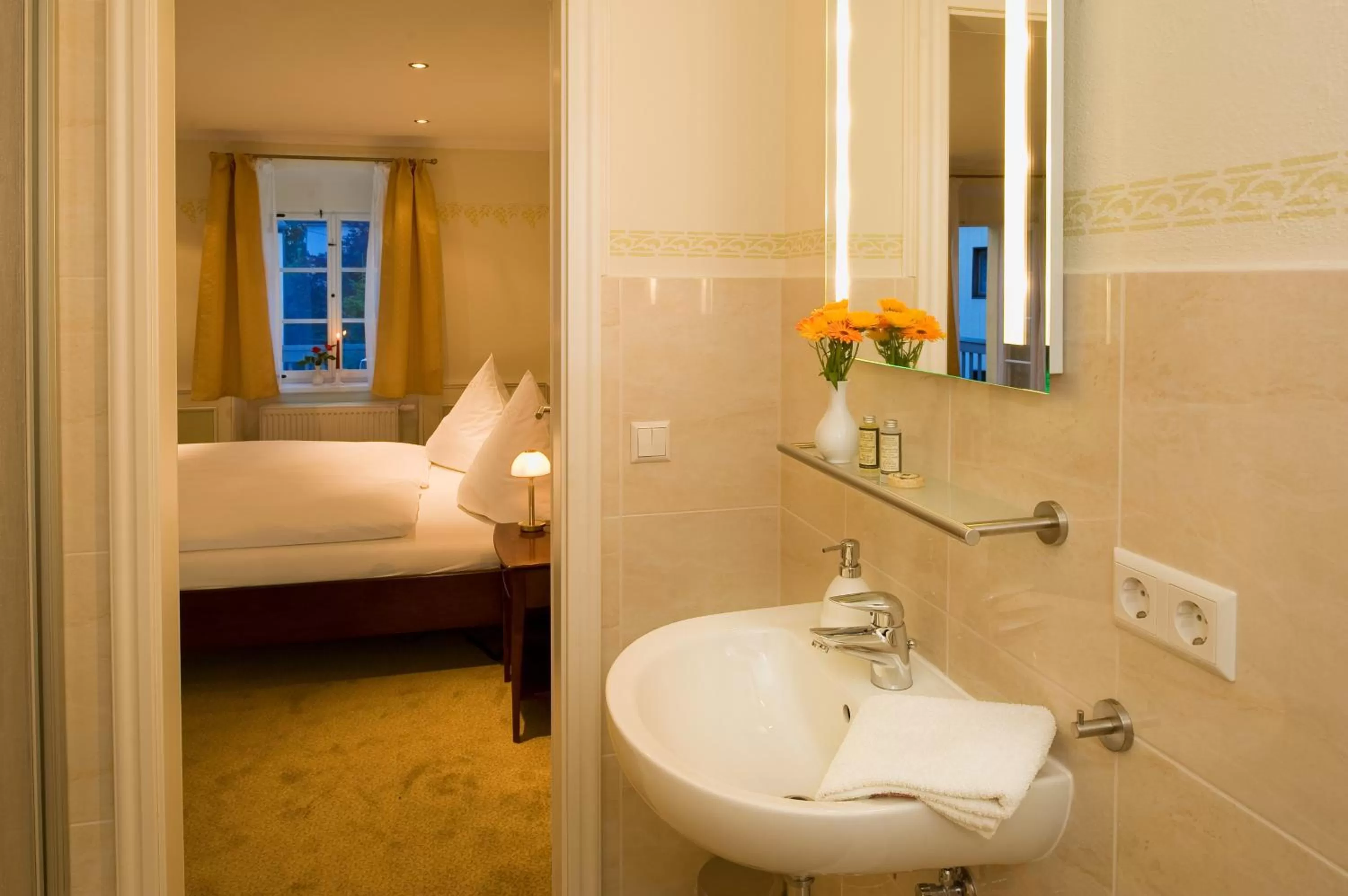 Bathroom, Bed in Hotel Wellness Goldenes Fass Meißen