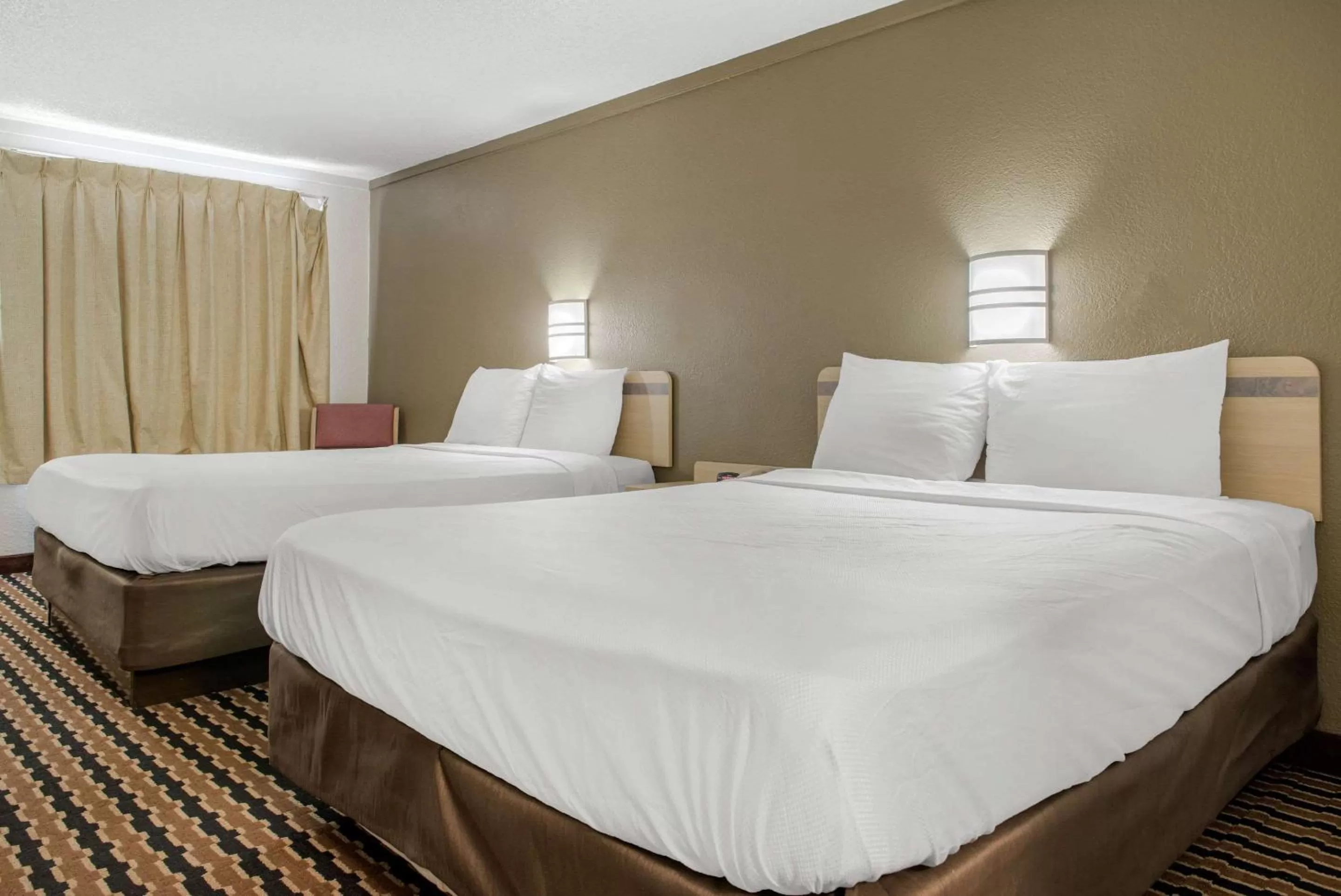 Photo of the whole room, Bed in Rodeway Inn Sharonville - Cincinnati North