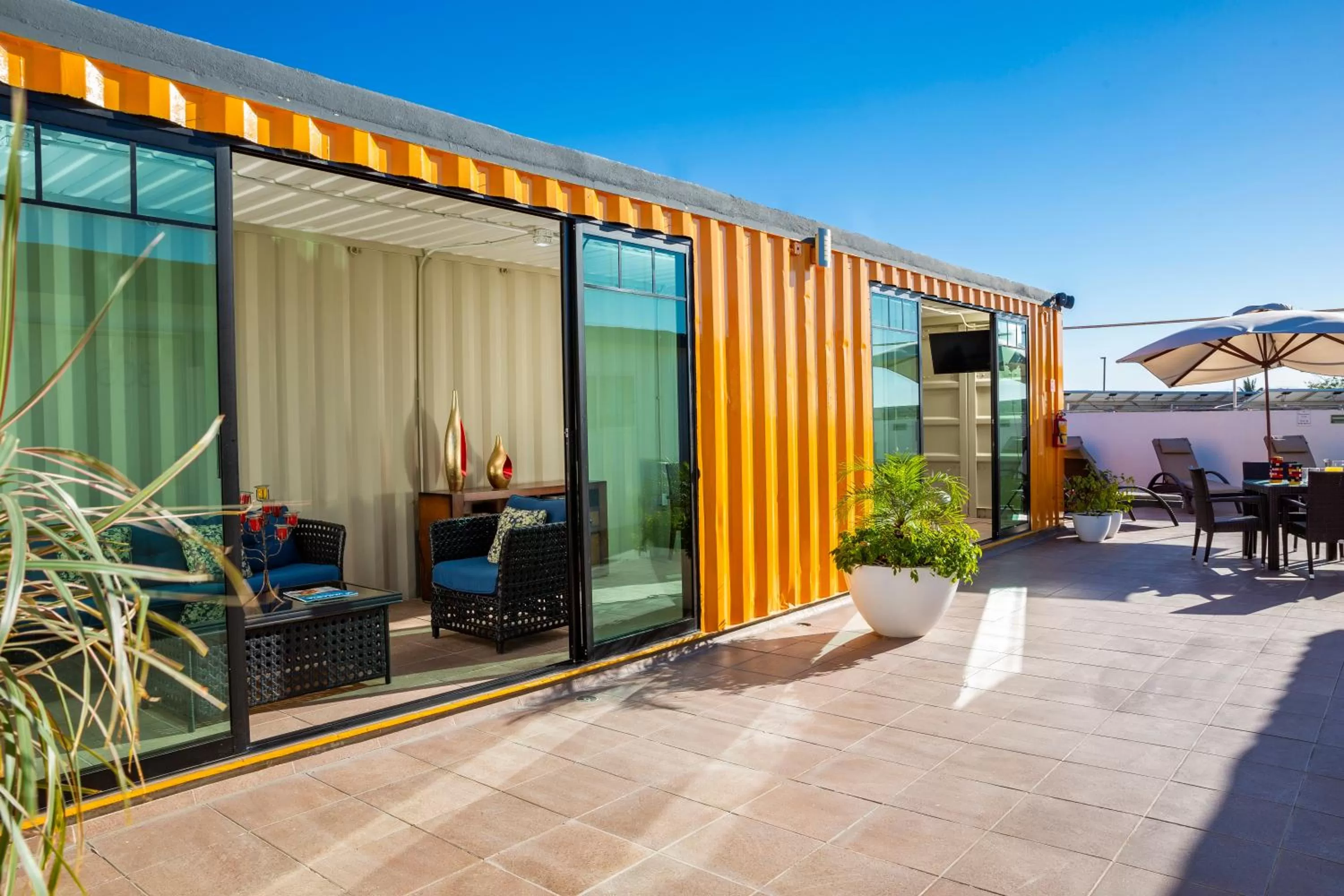 Patio in Container Inn Hotel Aeropuerto