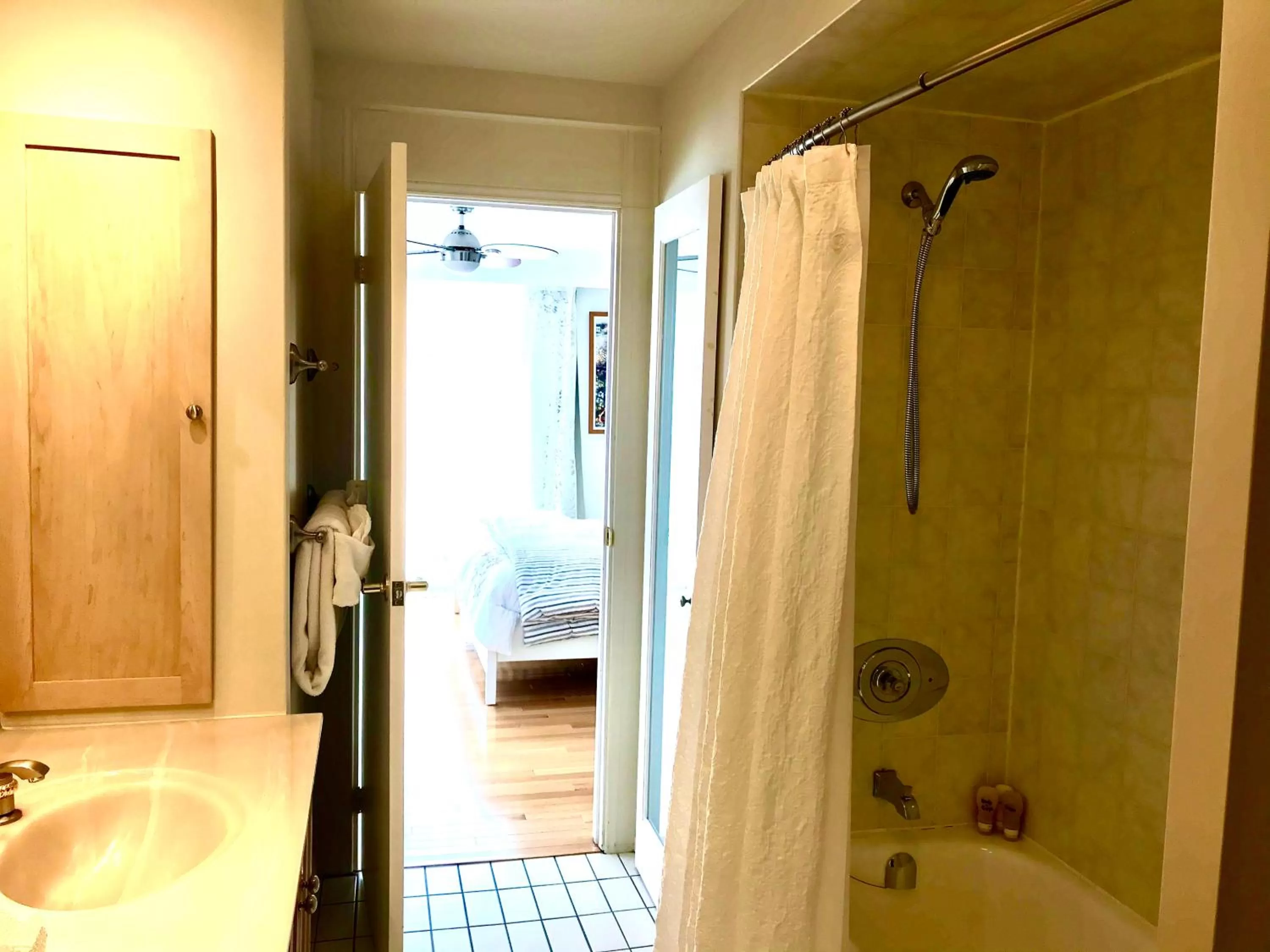 Shower, Bathroom in Auberge Tom B&B