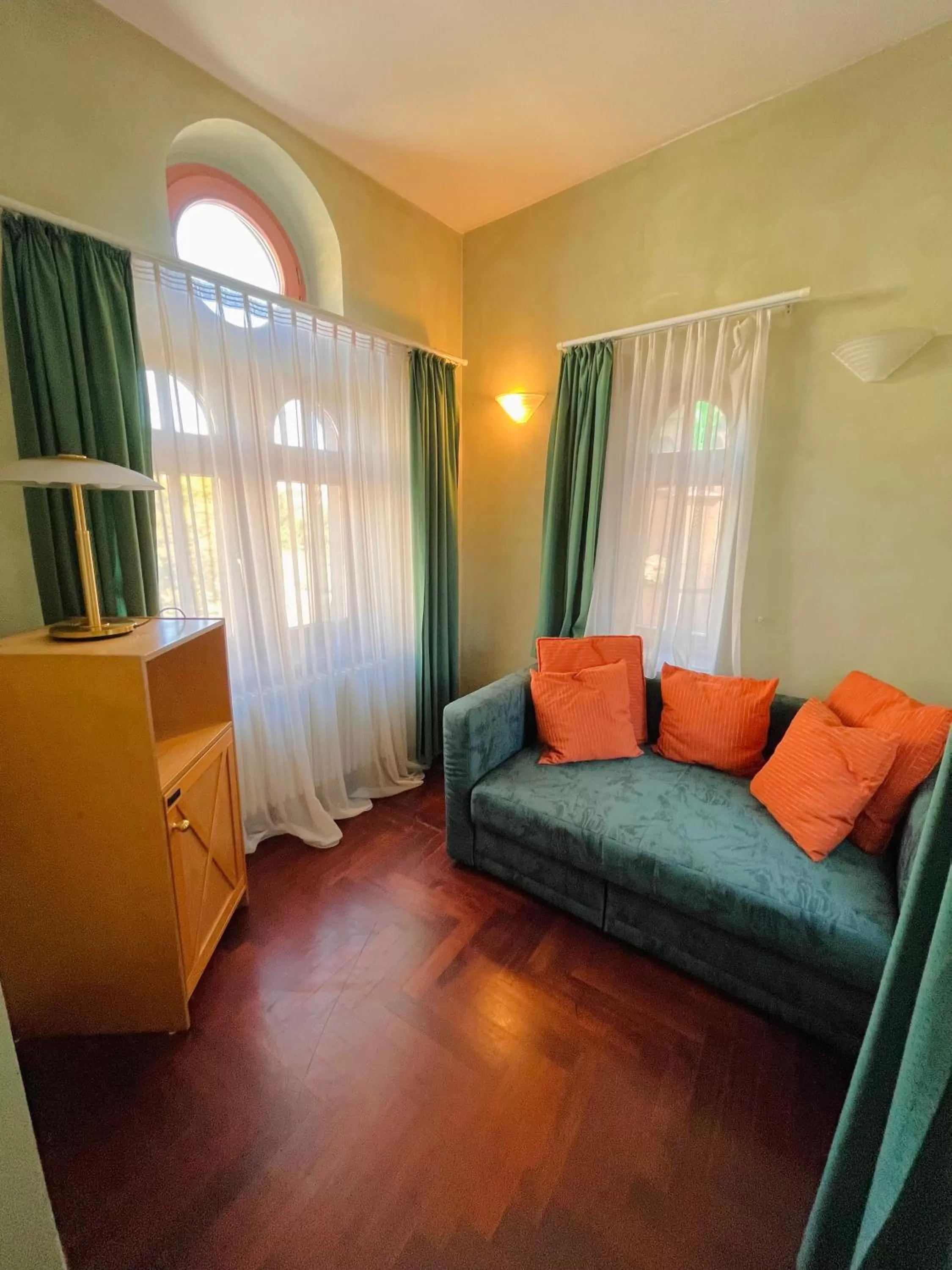 Photo of the whole room, Bed in Hotel Hoepfner Burghof