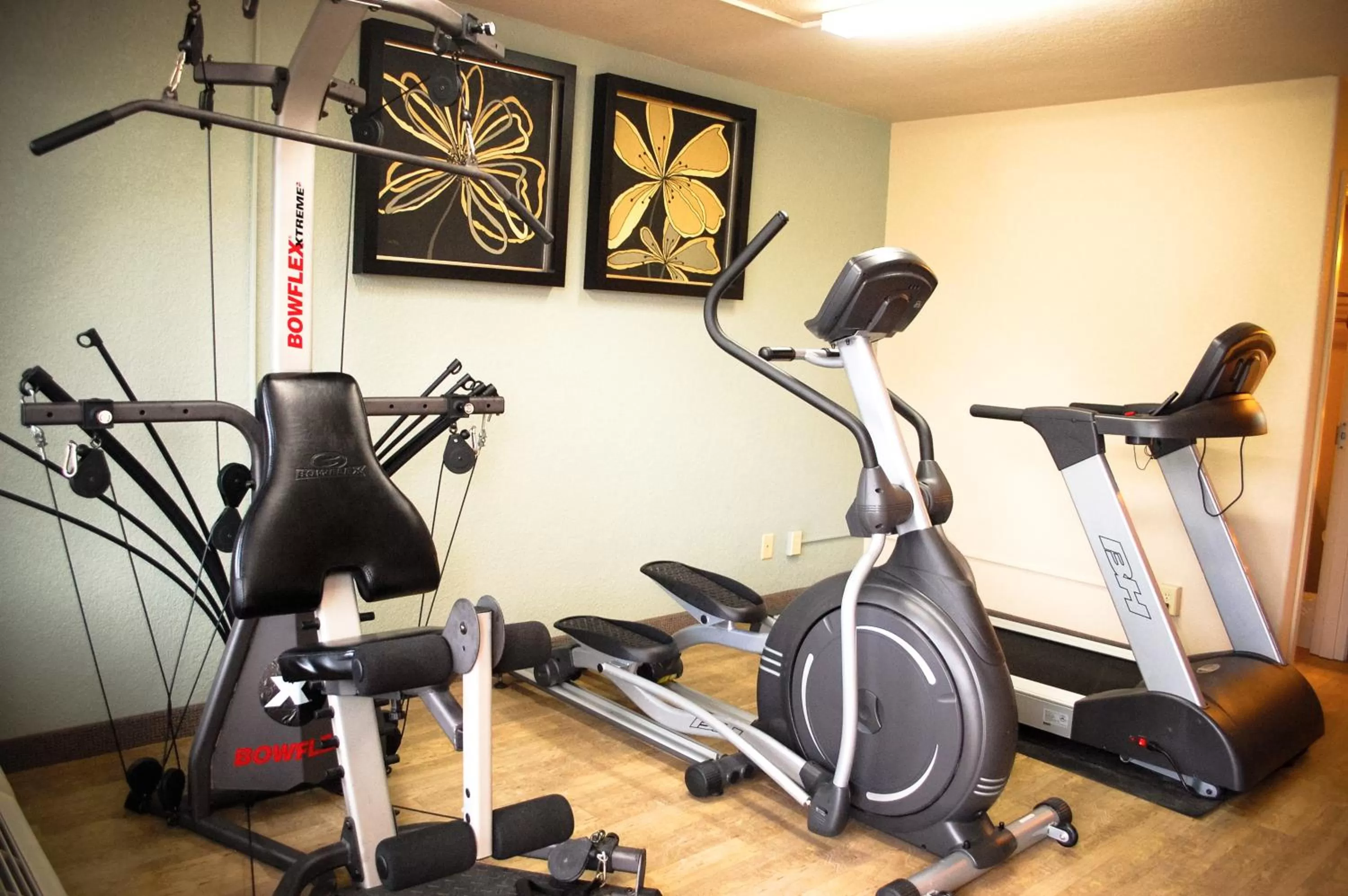 Fitness centre/facilities in Unique Suites Hotel