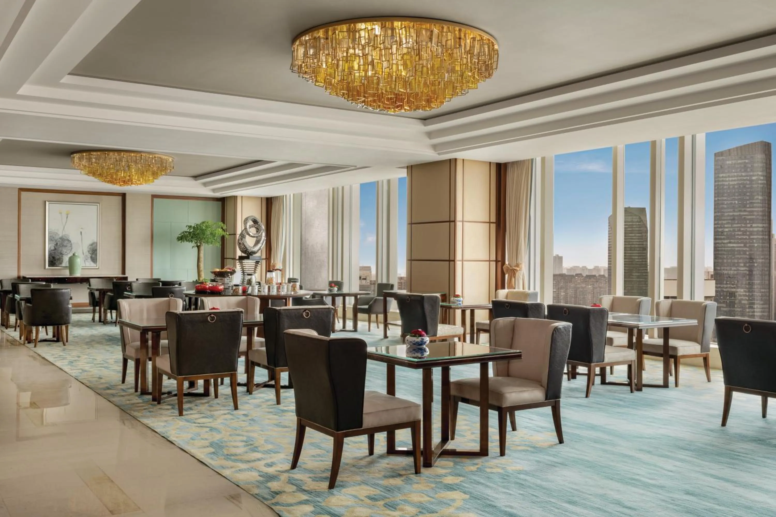 Lounge or bar in Shangri-La Nanchang丨All room offer river views Just one stop from the Pavilion of Prince Teng