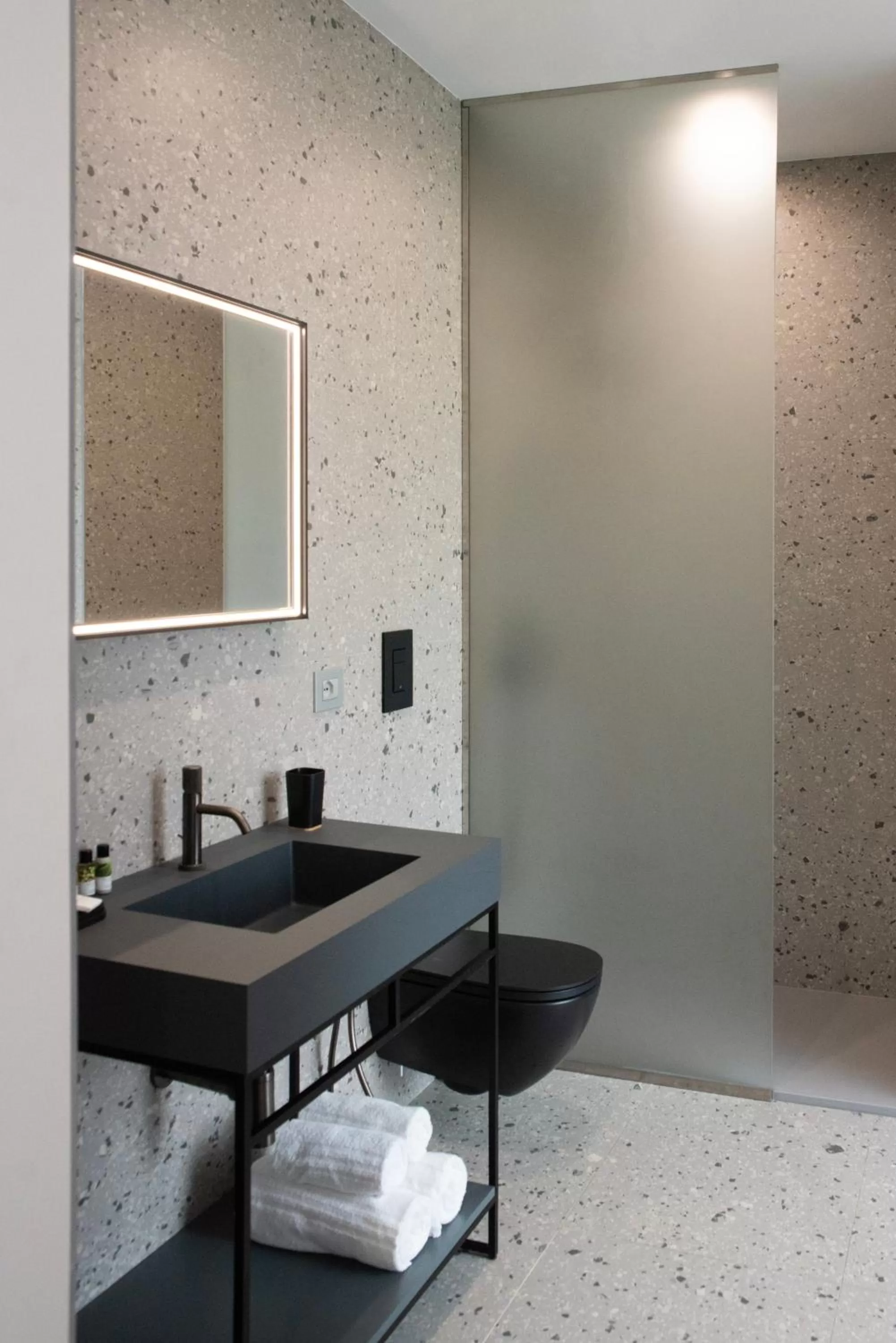 Shower in Lisetta Gardens Boutique & Suites