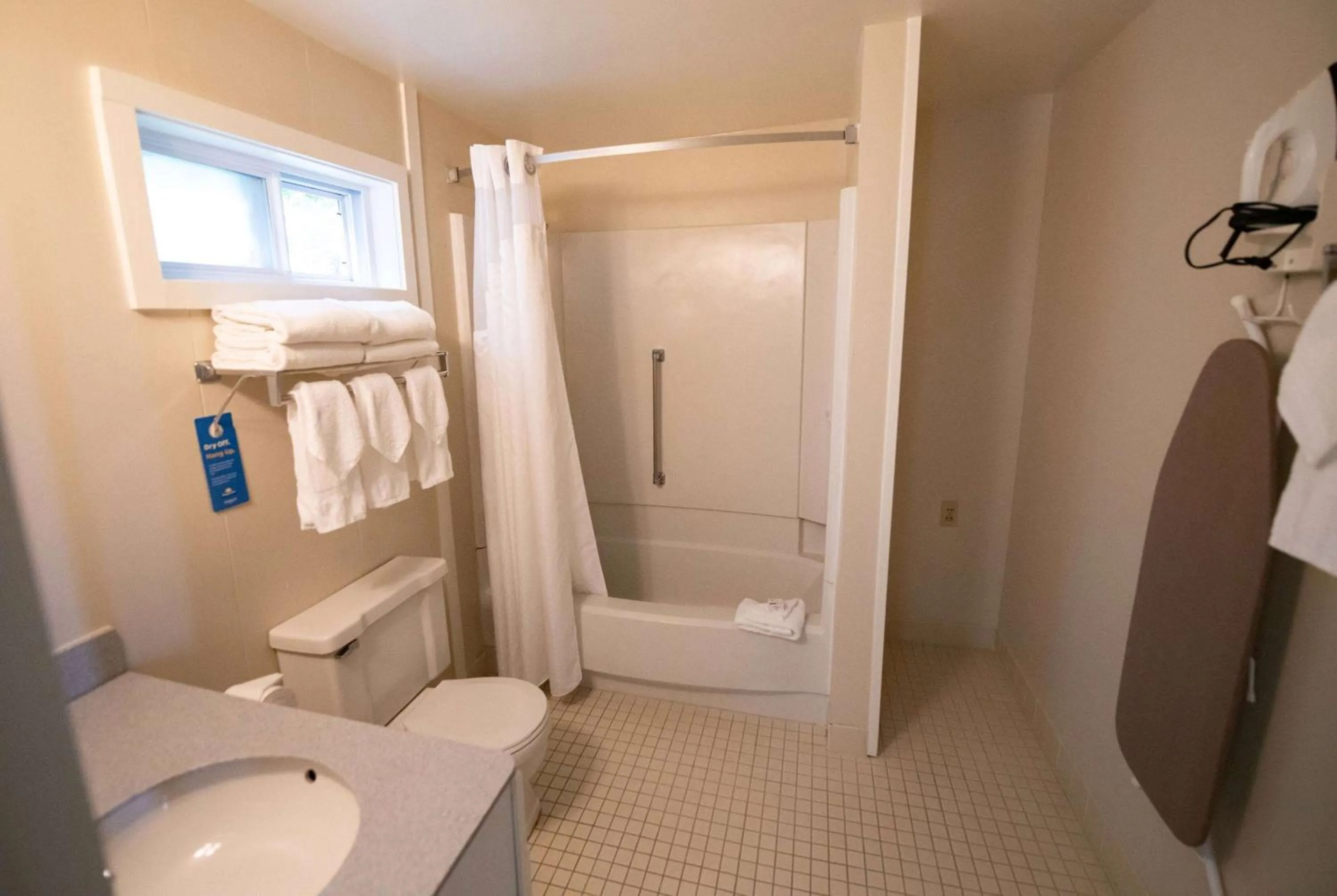 TV and multimedia in Days Inn by Wyndham Bar Harbor