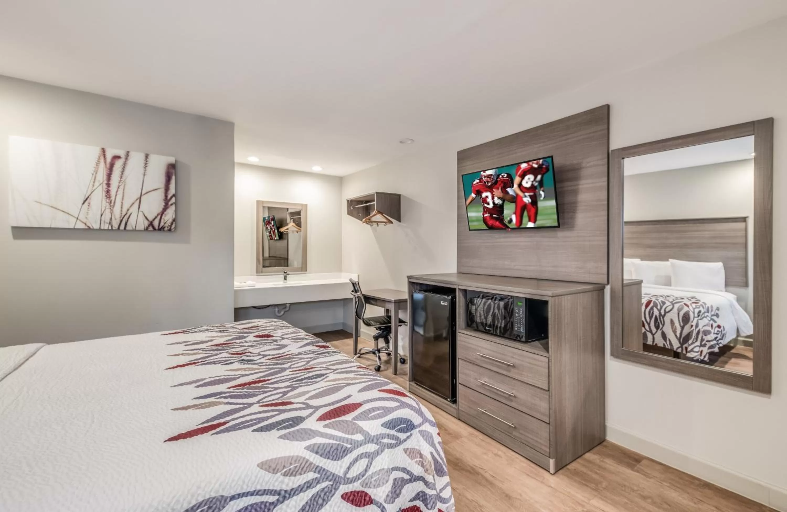 Photo of the whole room, Bed in Red Roof Inn Lewisville