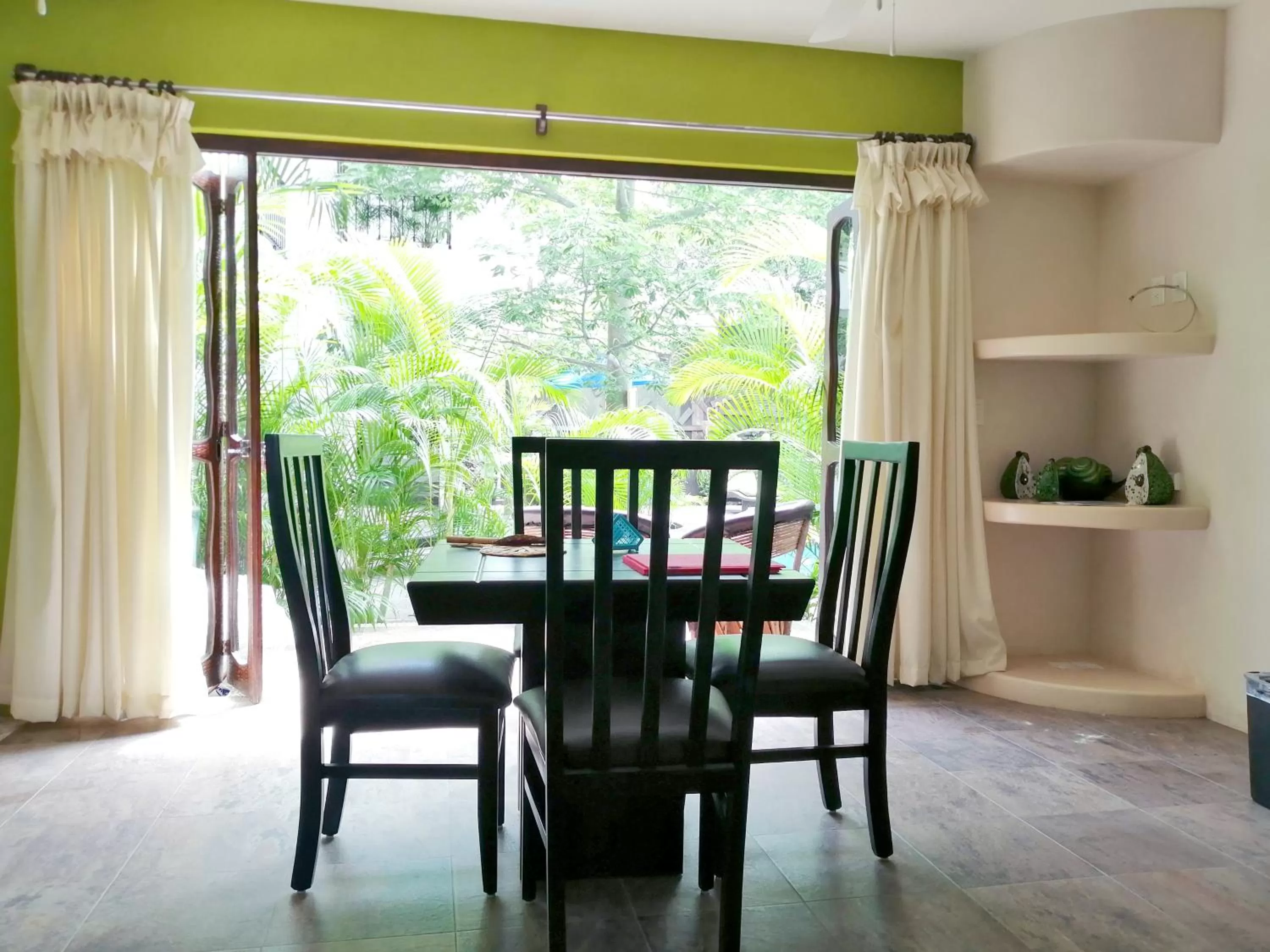 Dining area in Ceiba Studios