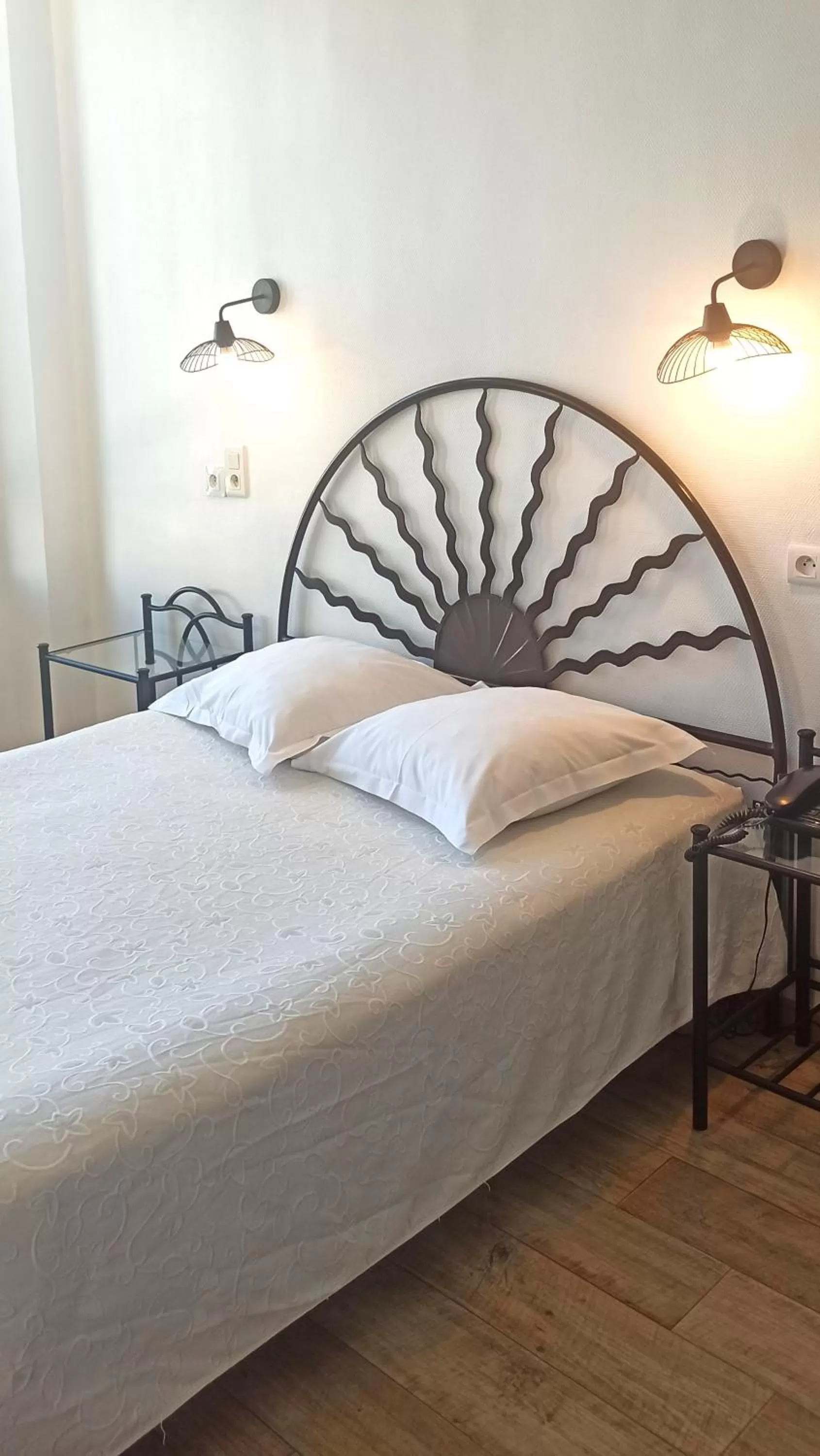 Bed in Au Nouvel Hôtel