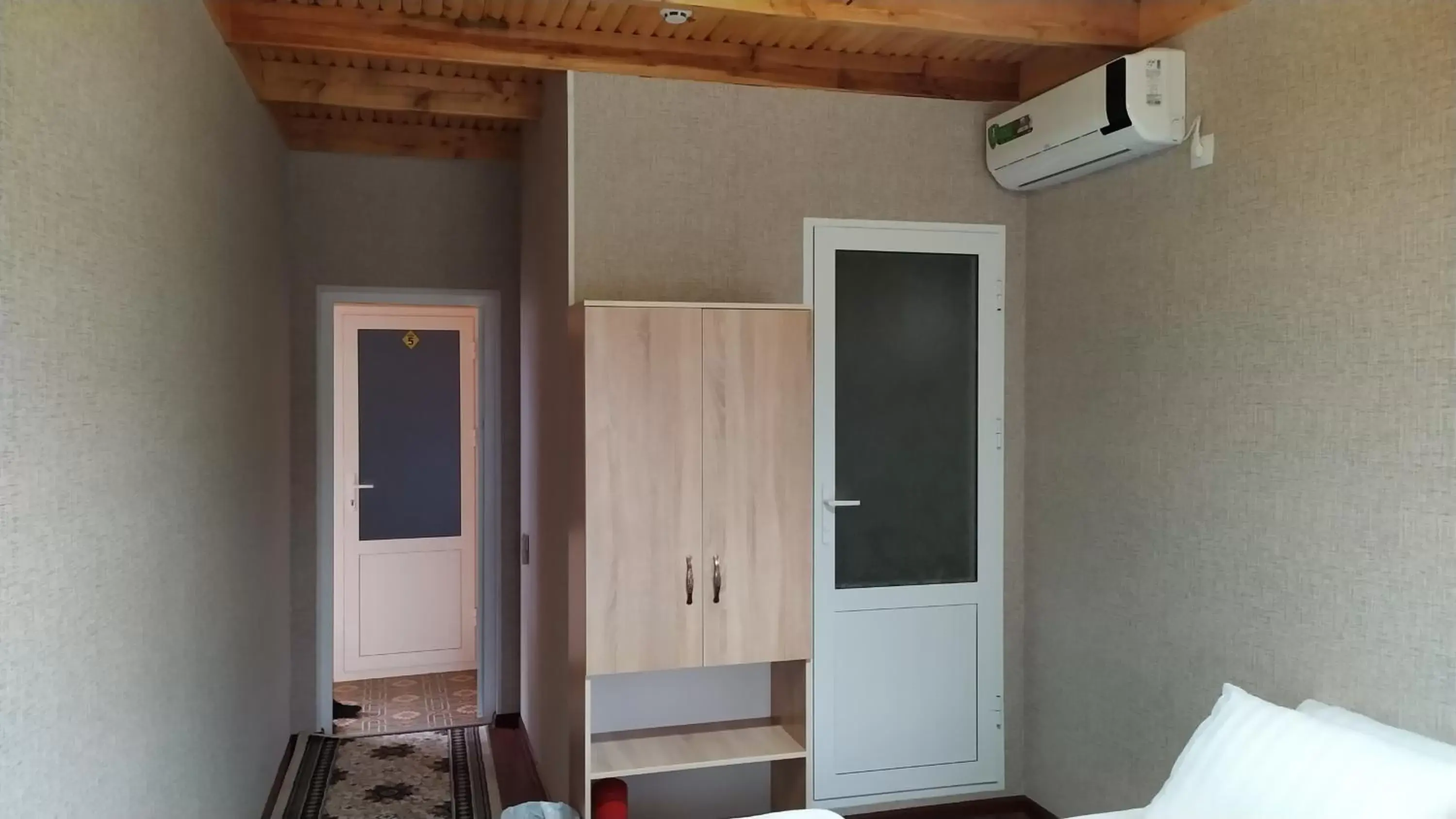 Deluxe Double or Twin Room with Balcony in Alisher B&B Chorbog' Deluxe Double or Twin Room with Balcony in Alisher B&B Chorbog'