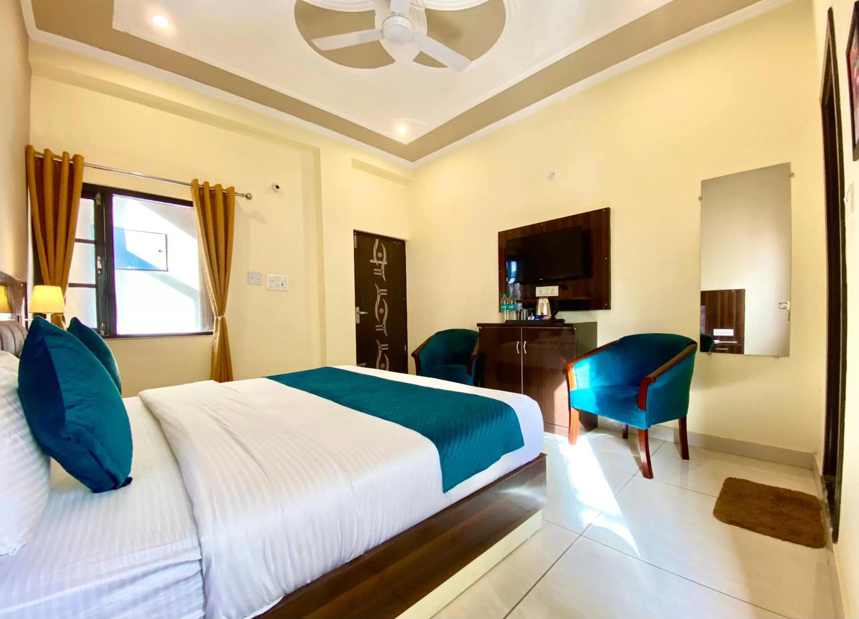 TV and multimedia, Bed in Tapovan New Residency - 5 minutes walk to Laxman jhula