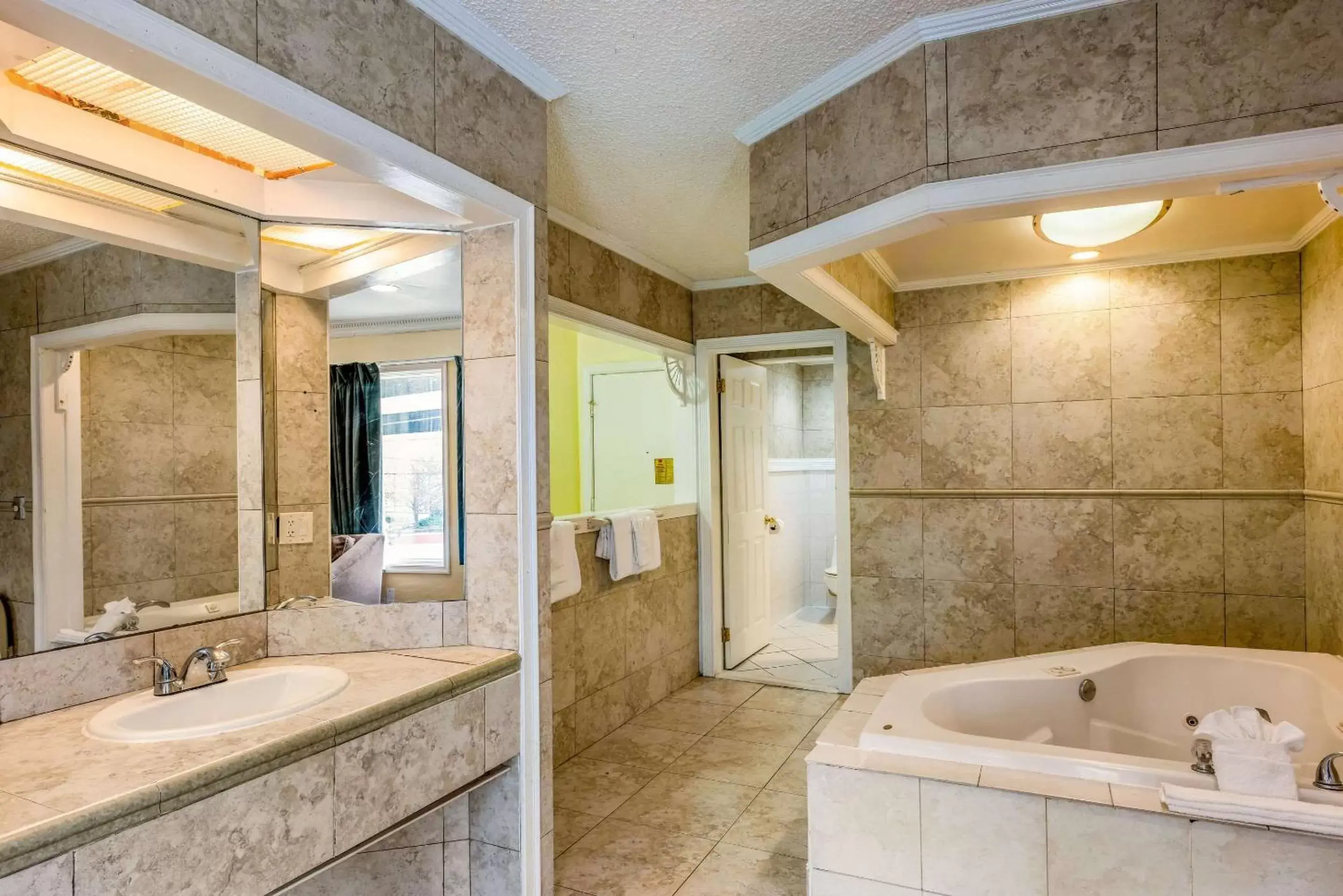 King Suite with 2 Person Whirlpool In Bath in Econo Lodge Beach and Boardwalk King Suite with 2 Person Whirlpool In Bath in Econo Lodge Beach and Boardwalk