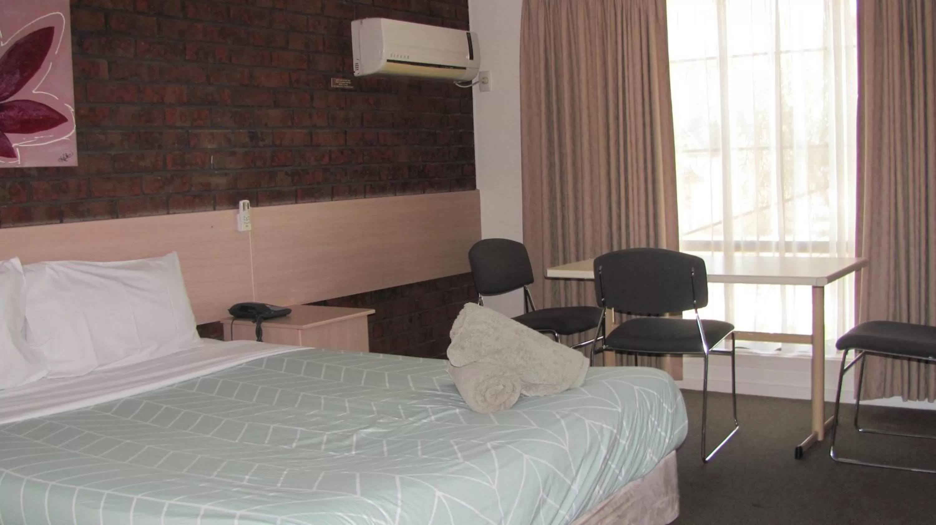 Bed in Bristol Hill Motor Inn